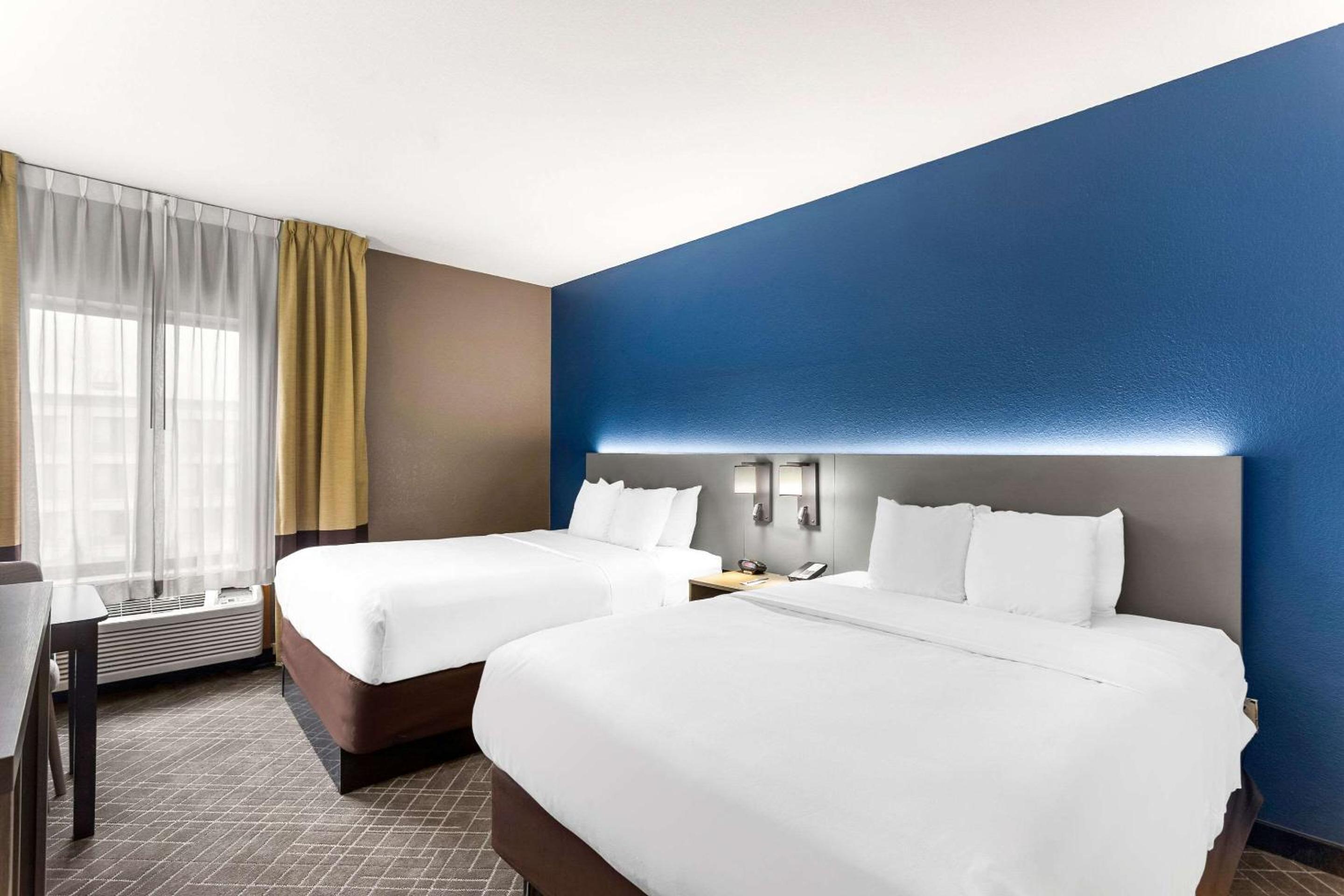 Standard Queen Suite with Two Queen Beds - Photo 3