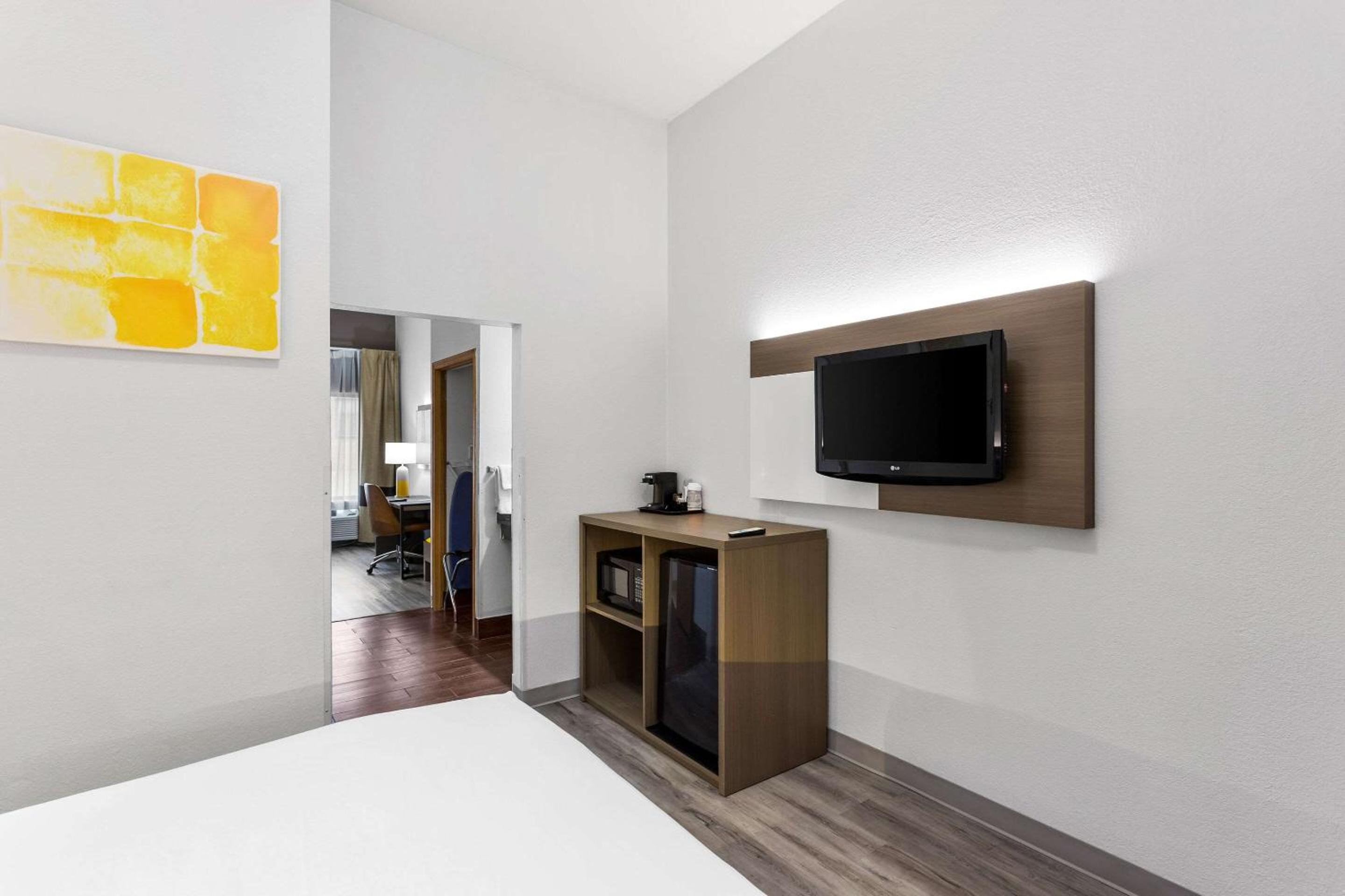 King Suite with Spa Bath - Photo 2
