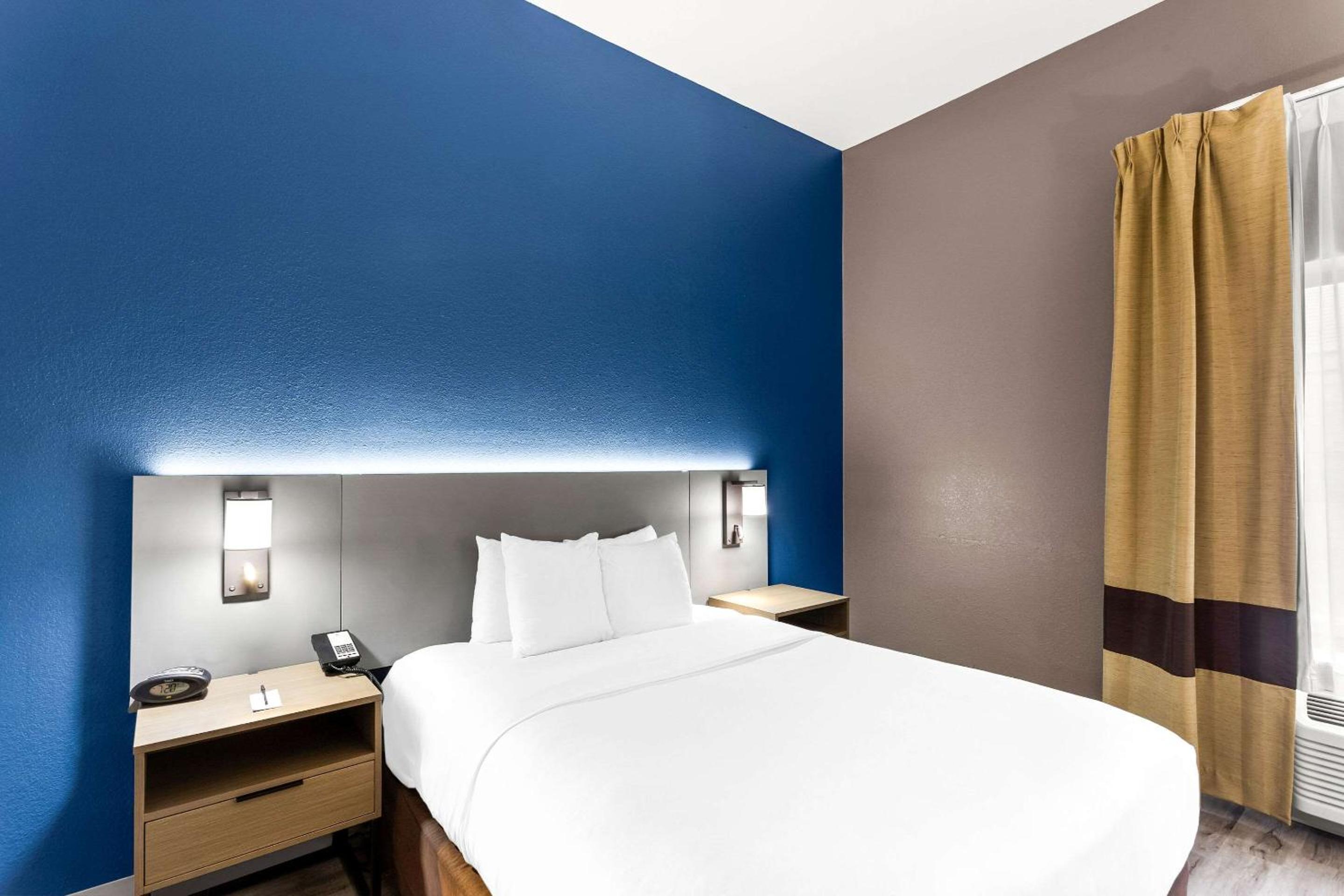 King Suite with Spa Bath - Photo 9