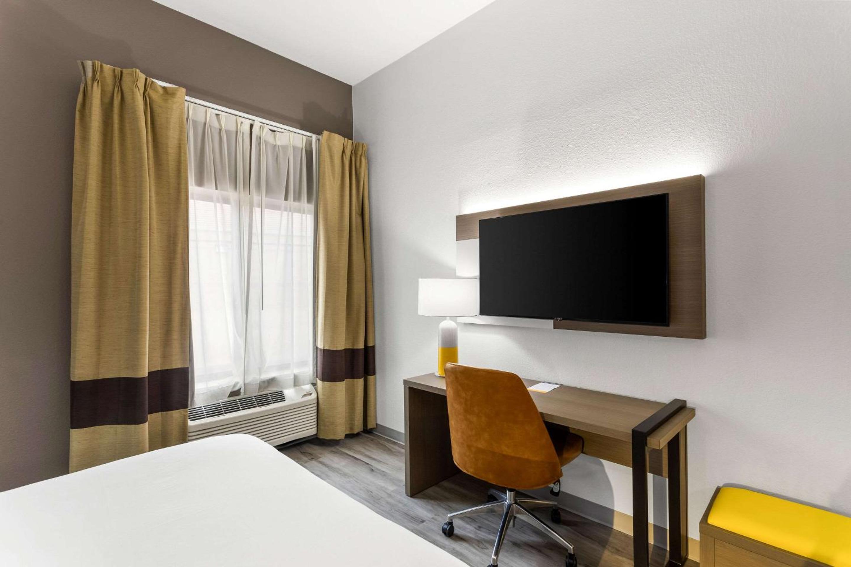 King Suite with Spa Bath - Photo 3