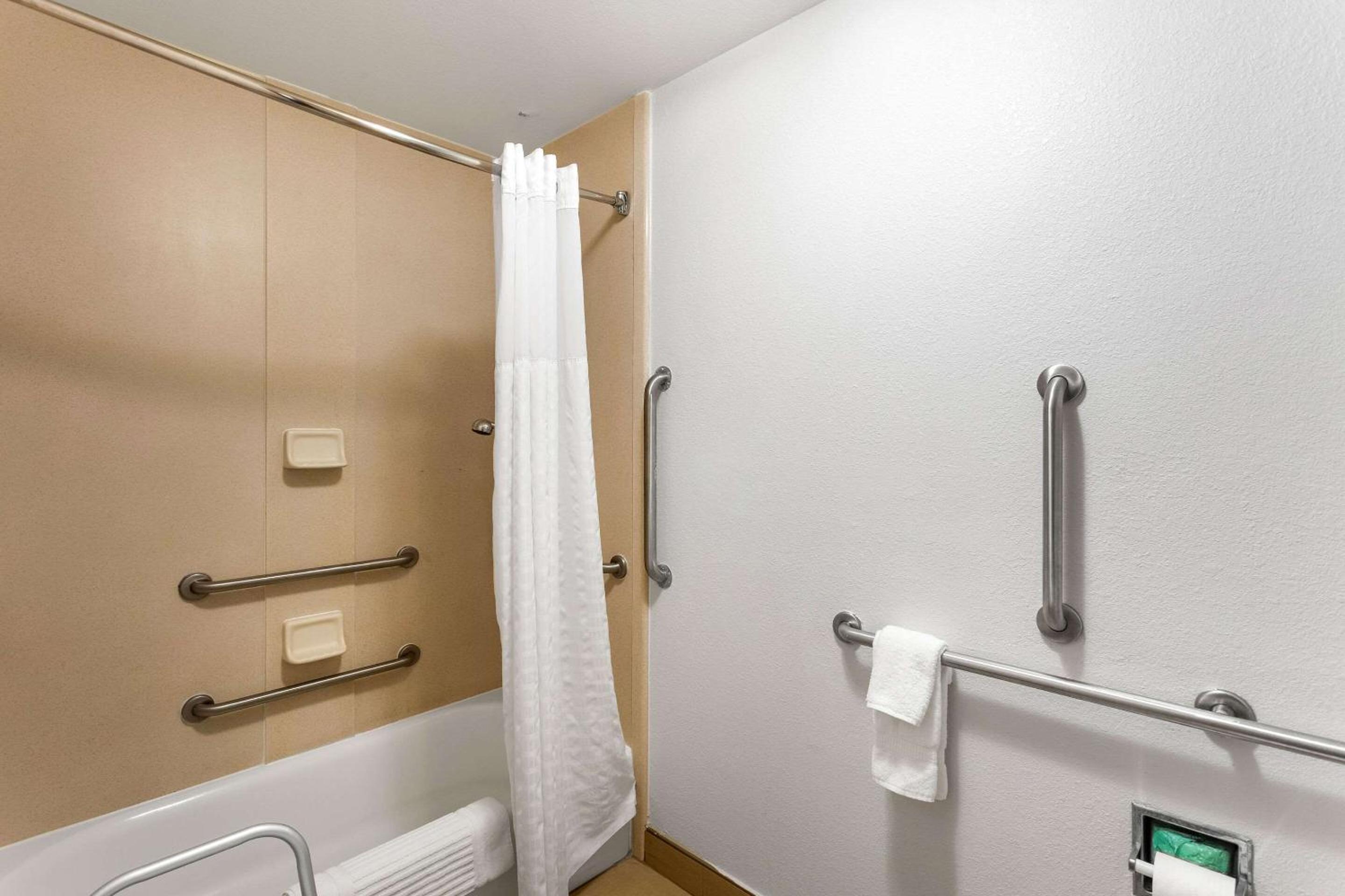 Queen Suite with Two Queen Beds - Accessible/Non-Smoking - Photo 2