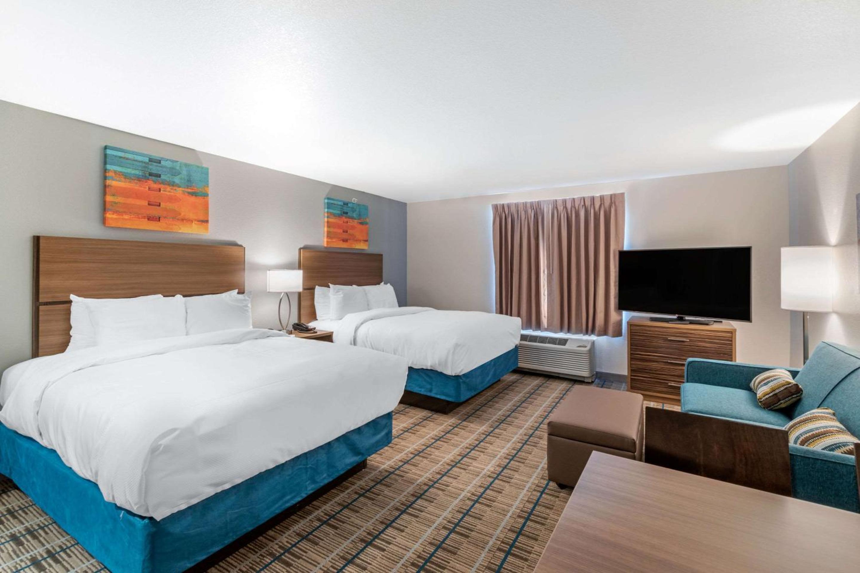 Queen Suite with Two Queen Beds and Sofa Bed - Non-Smoking photo 1