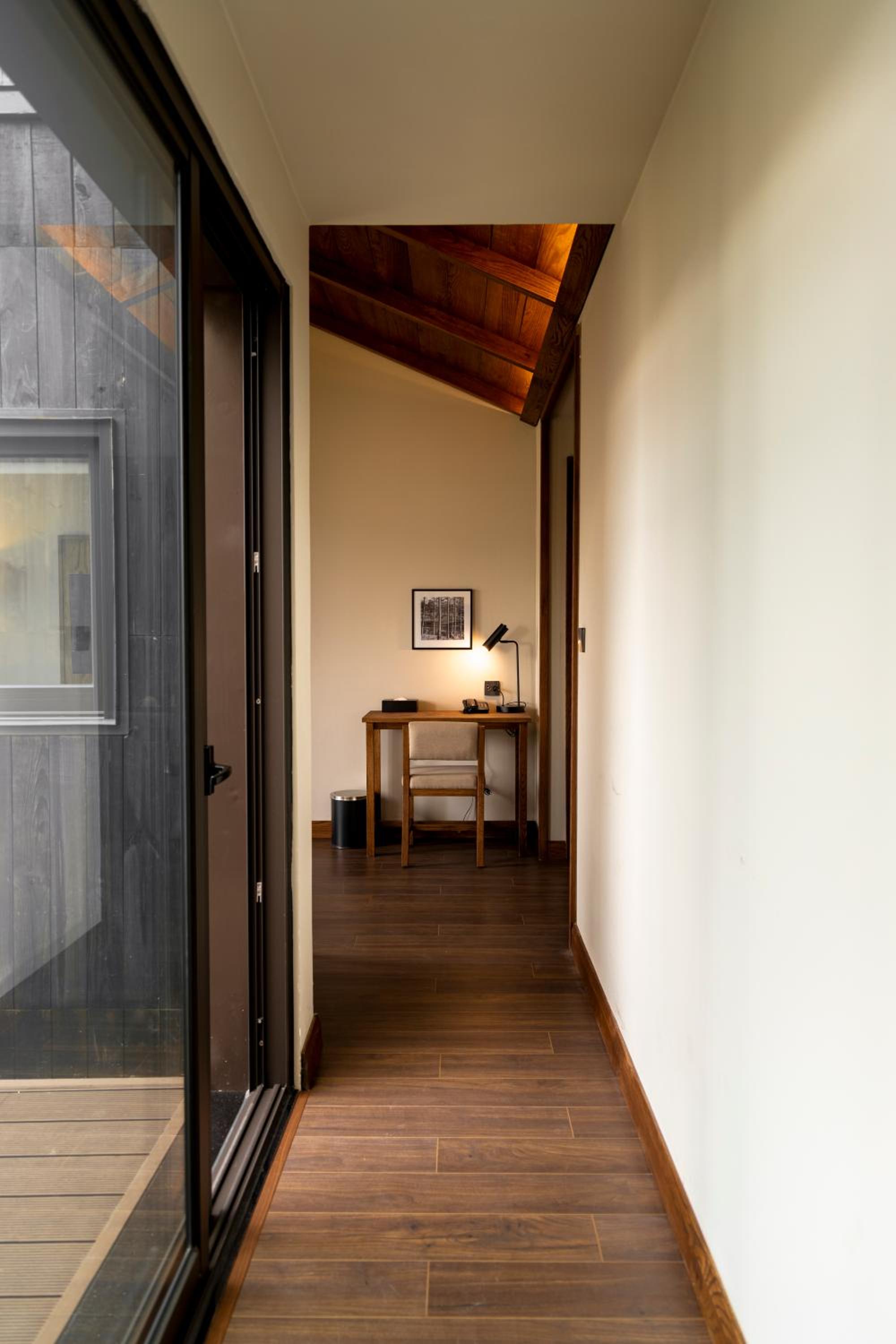 Suite - Photo 23