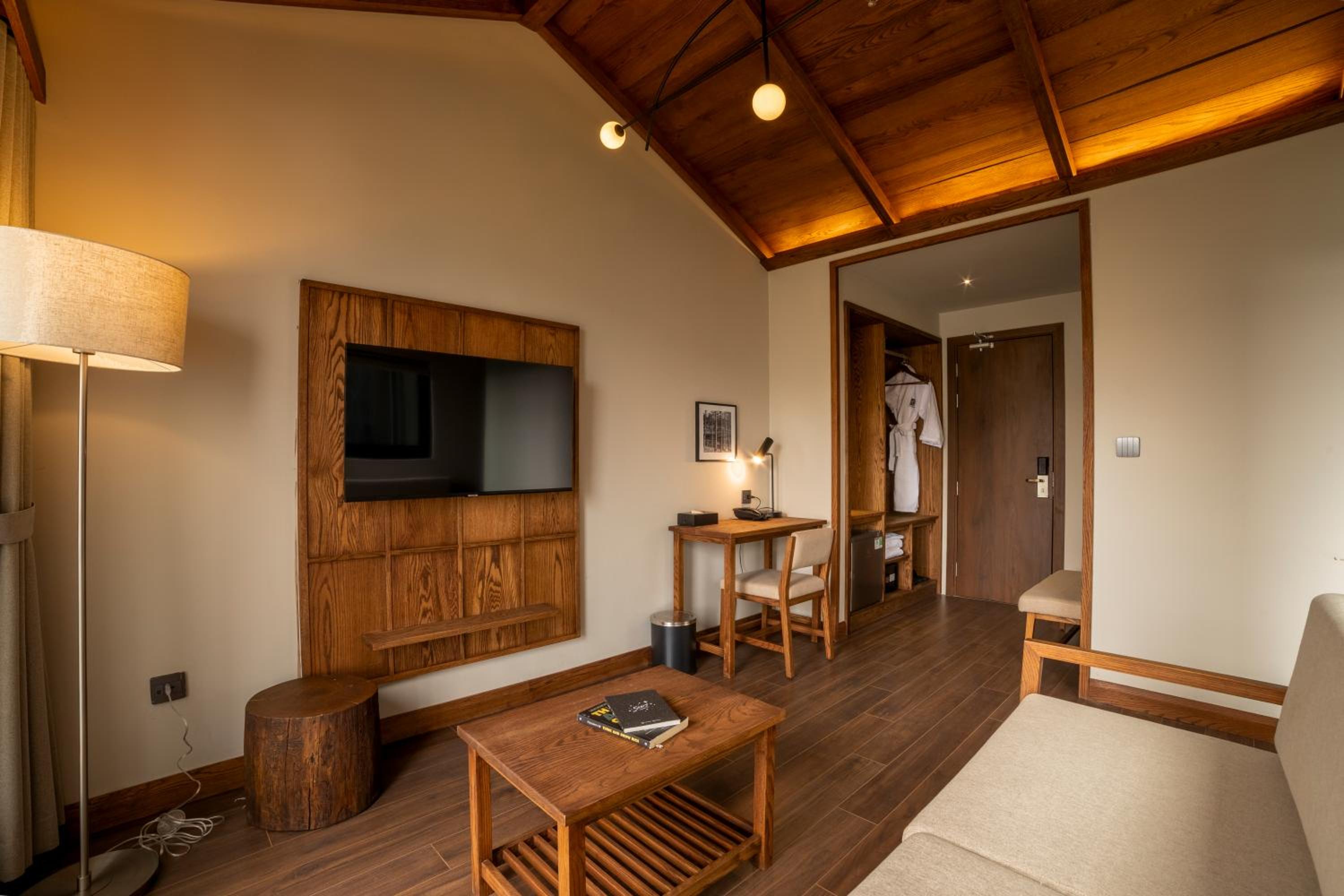 Suite - Photo 17