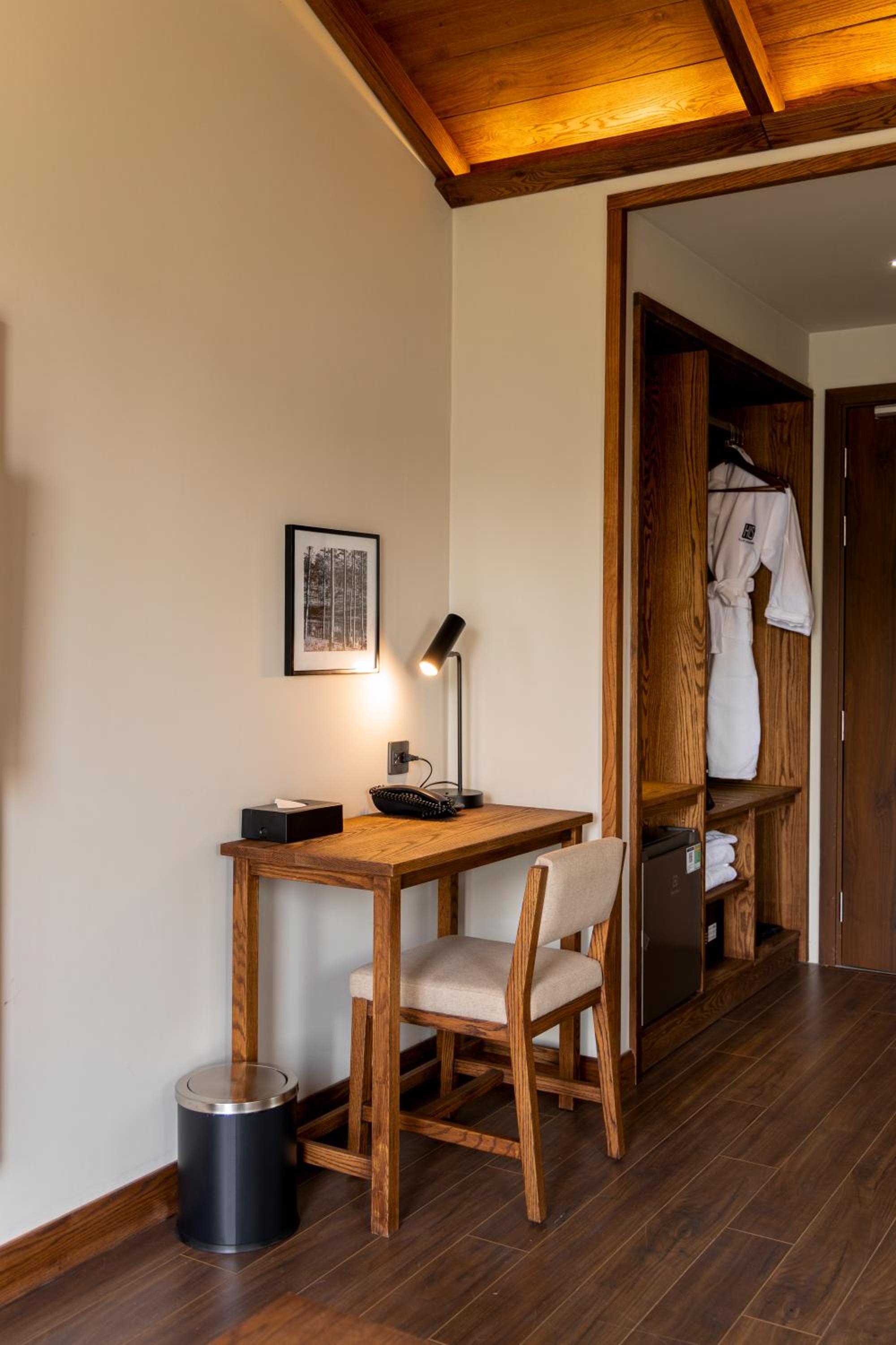 Suite - Photo 15