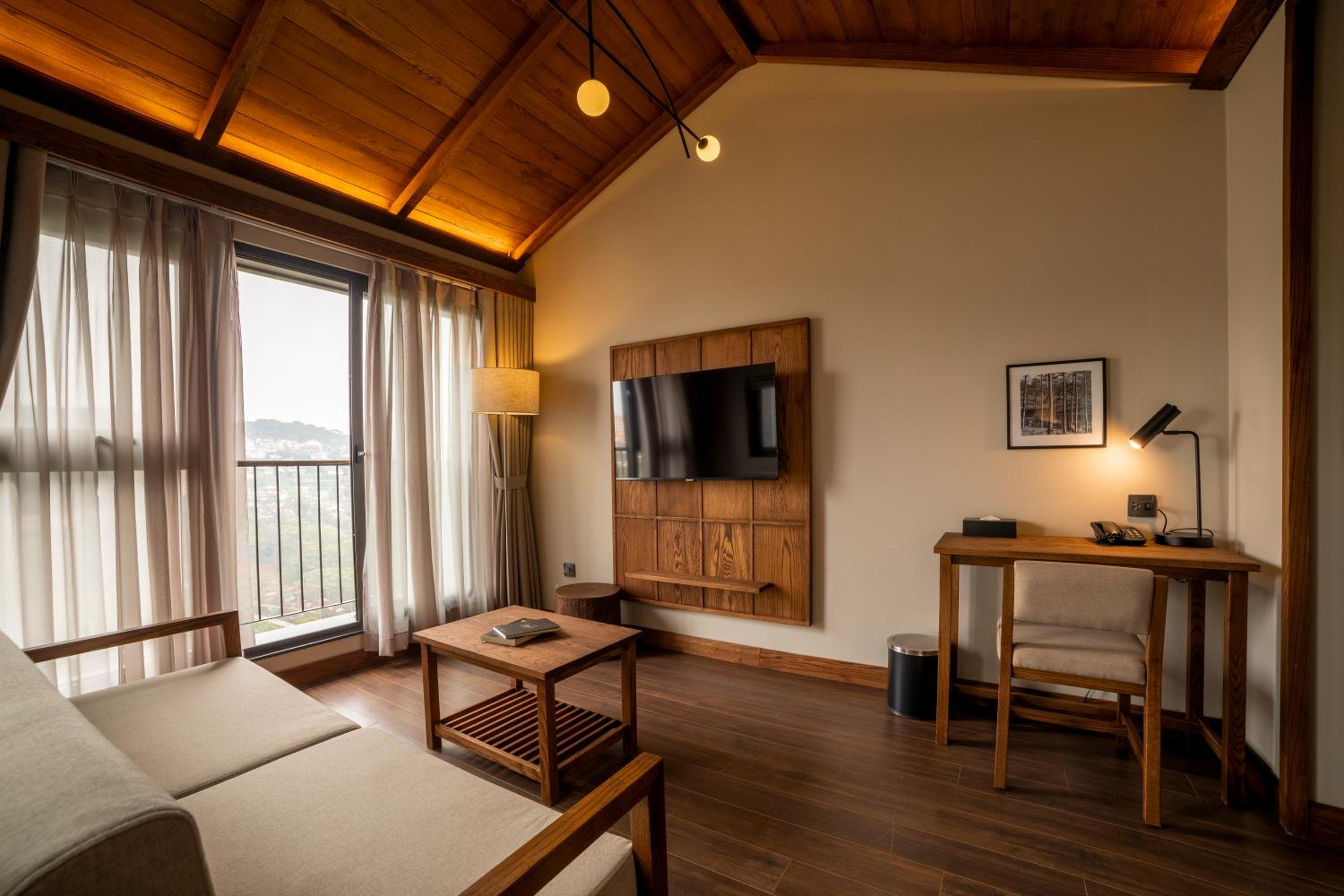 Suite - Photo 16