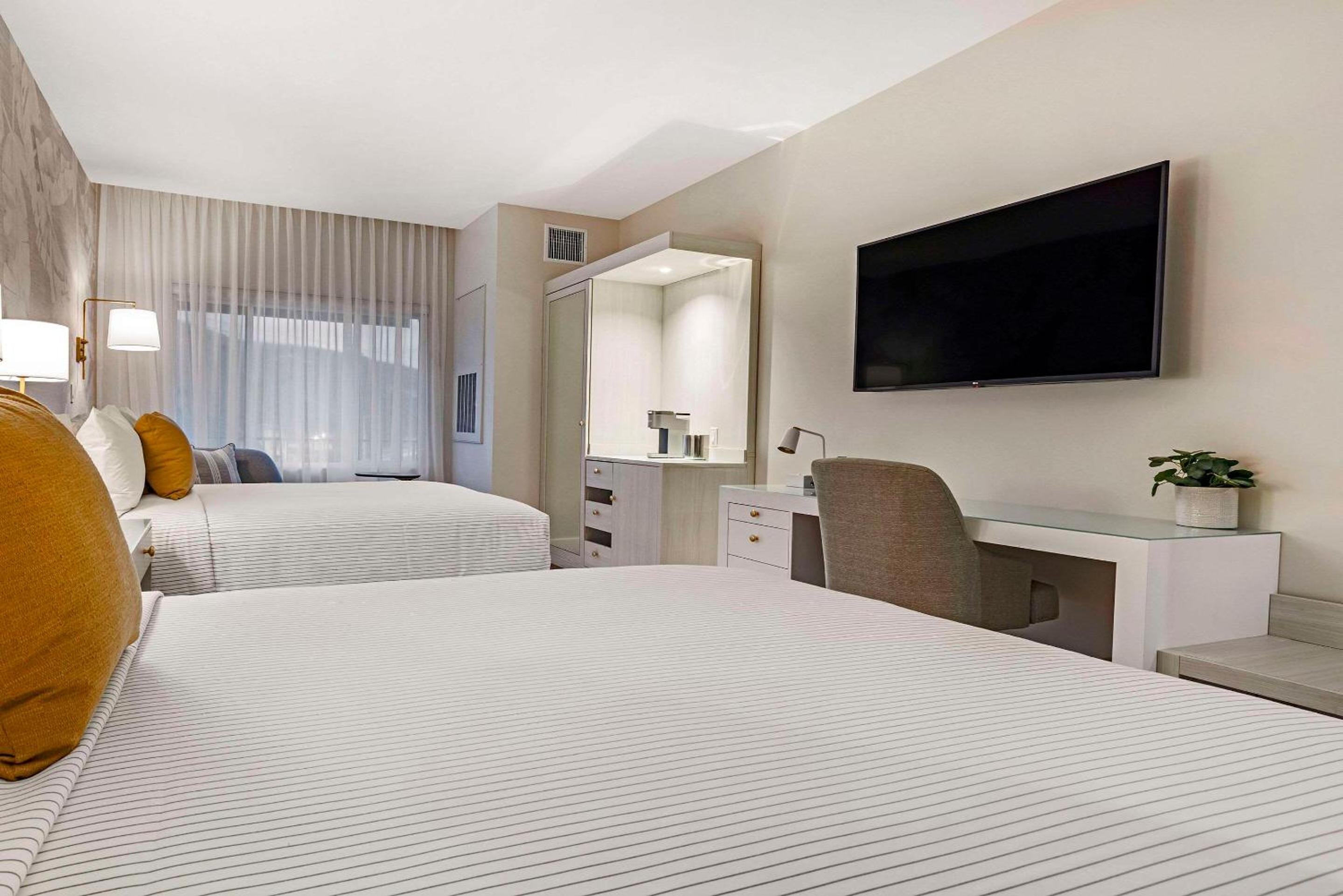 Queen Room with Two Queen Beds - Accessible/Non Smoking - Photo 3