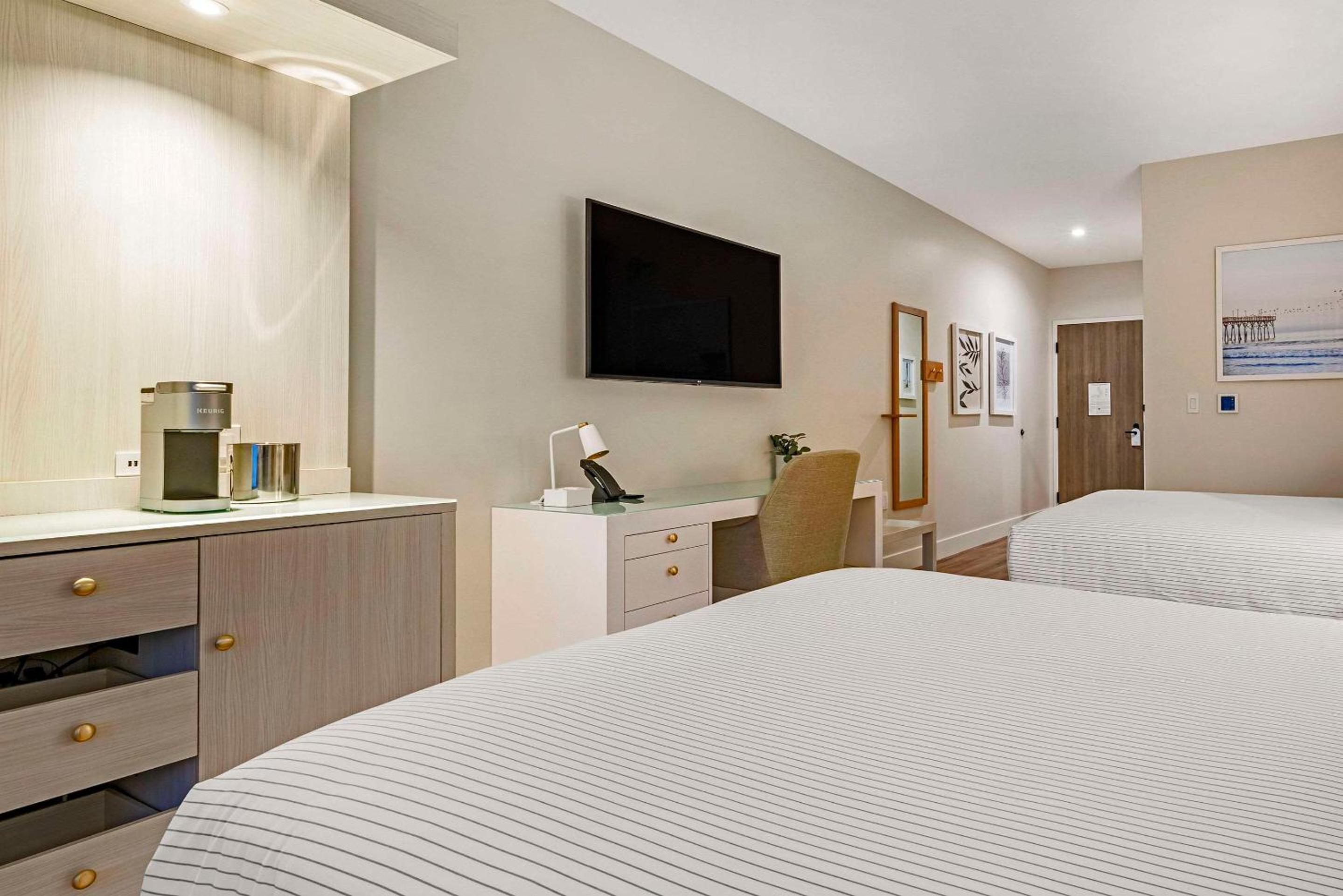 Queen Room with Two Queen Beds - Accessible/Non Smoking - Photo 2