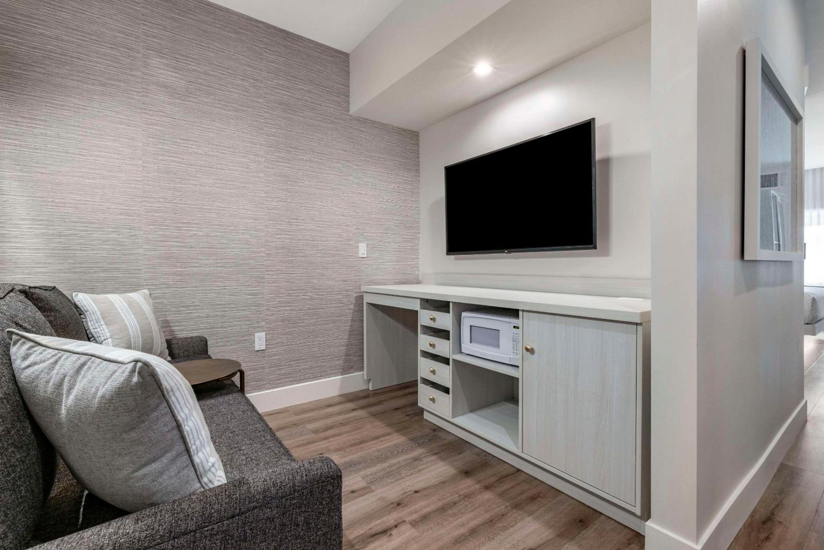 King Suite - Accessible/Non Smoking