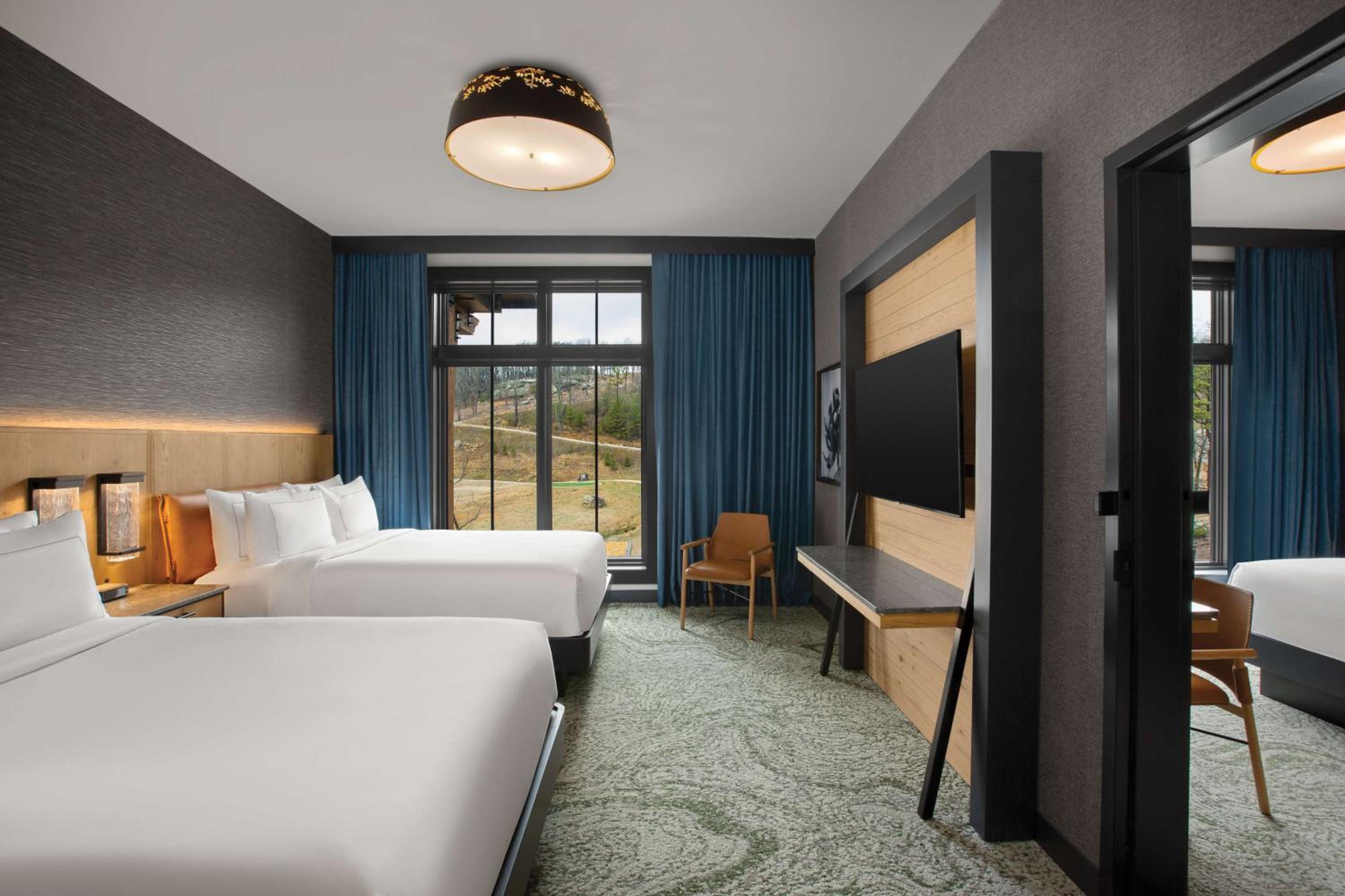 Queen Room with Two Queen Beds and Resort View - Photo 6