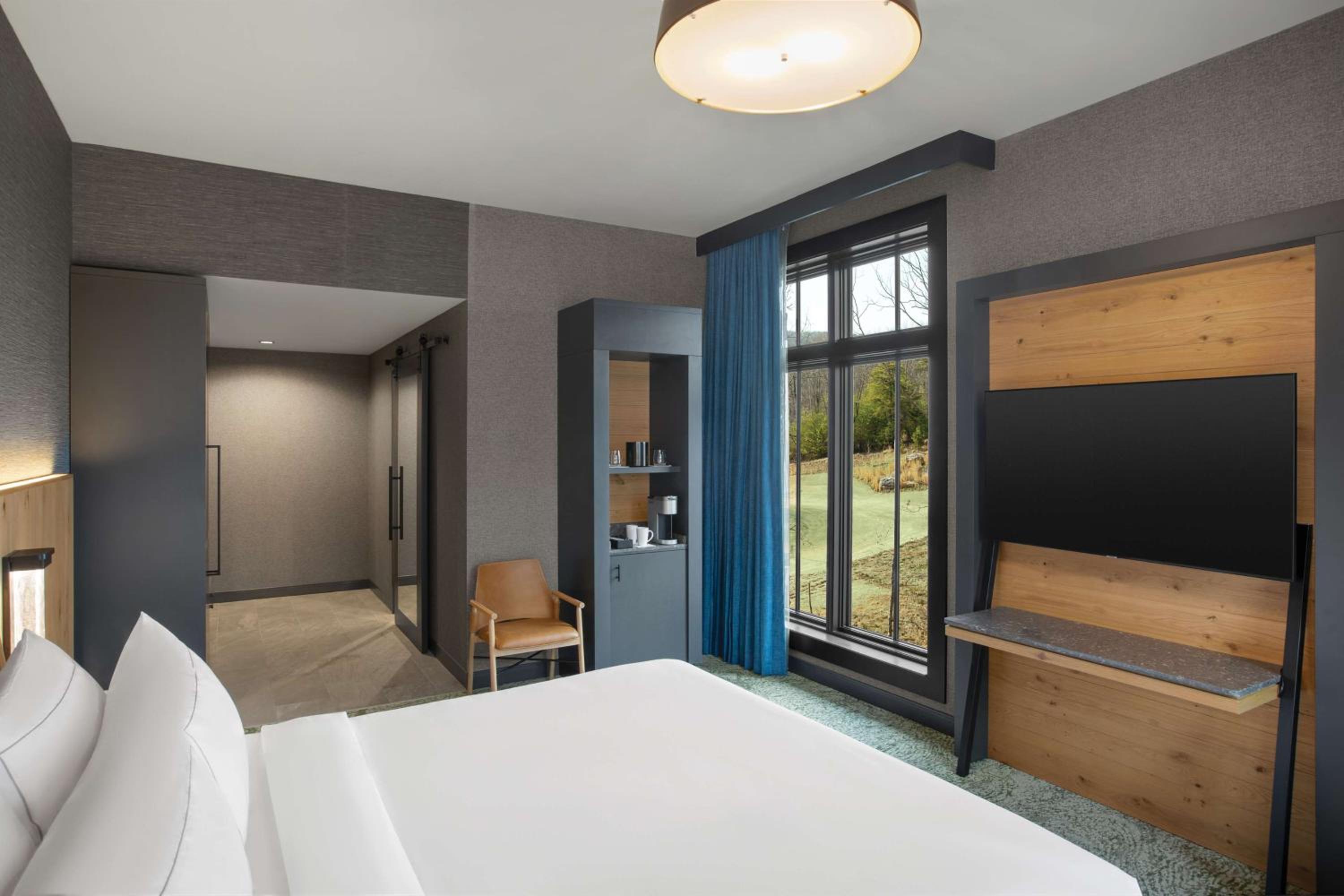King Room with Resort View - Photo 13
