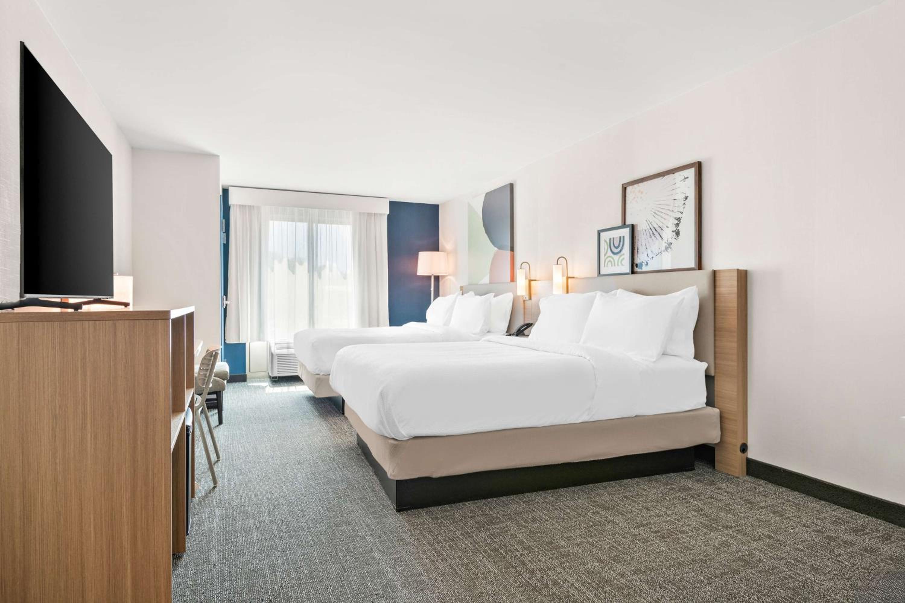Queen Room with Two Queen Beds - Photo 3
