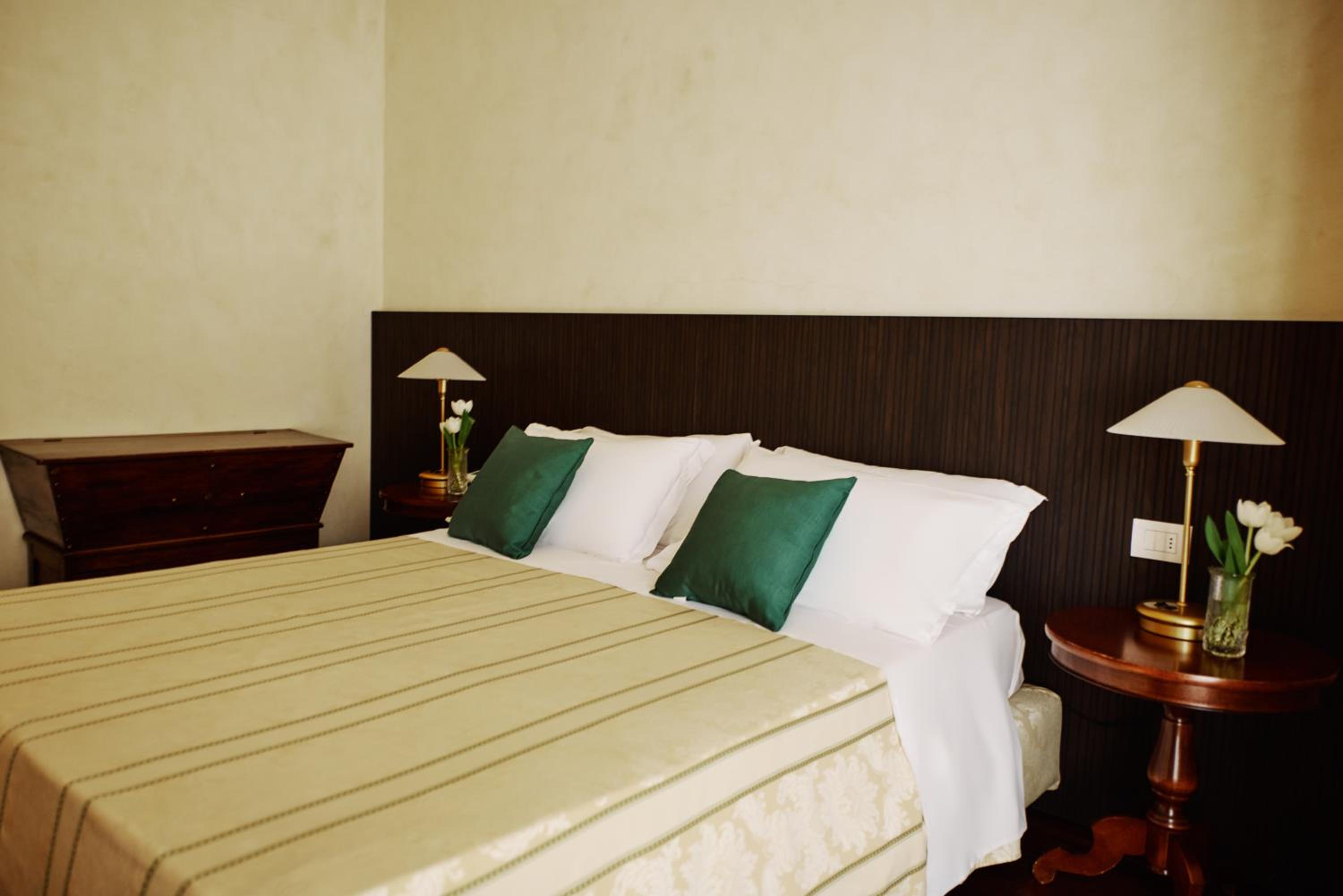 Double Room with Side Sea View - Photo 4