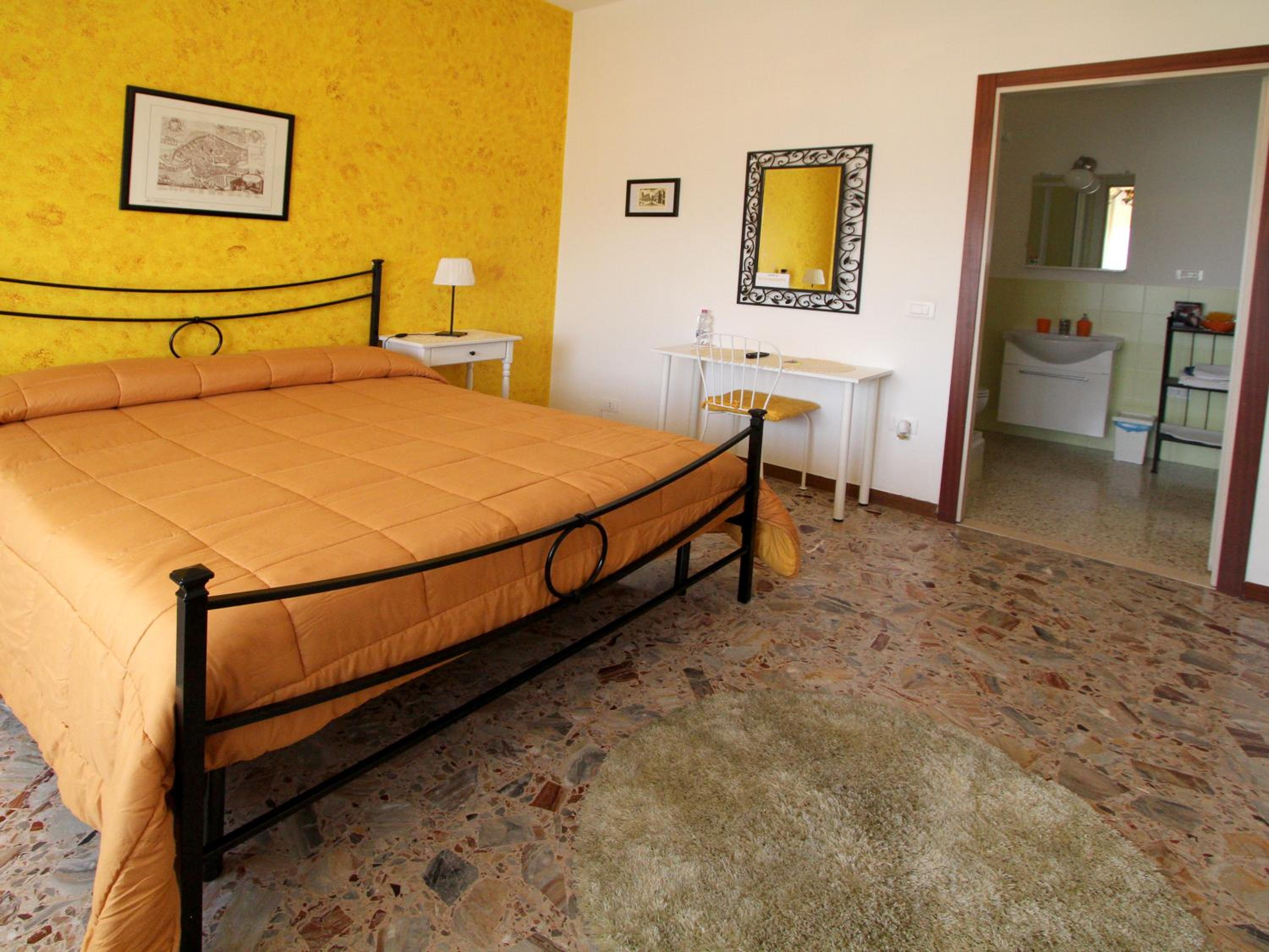 Double Room with Balcony and Private Bathroom - Photo 2