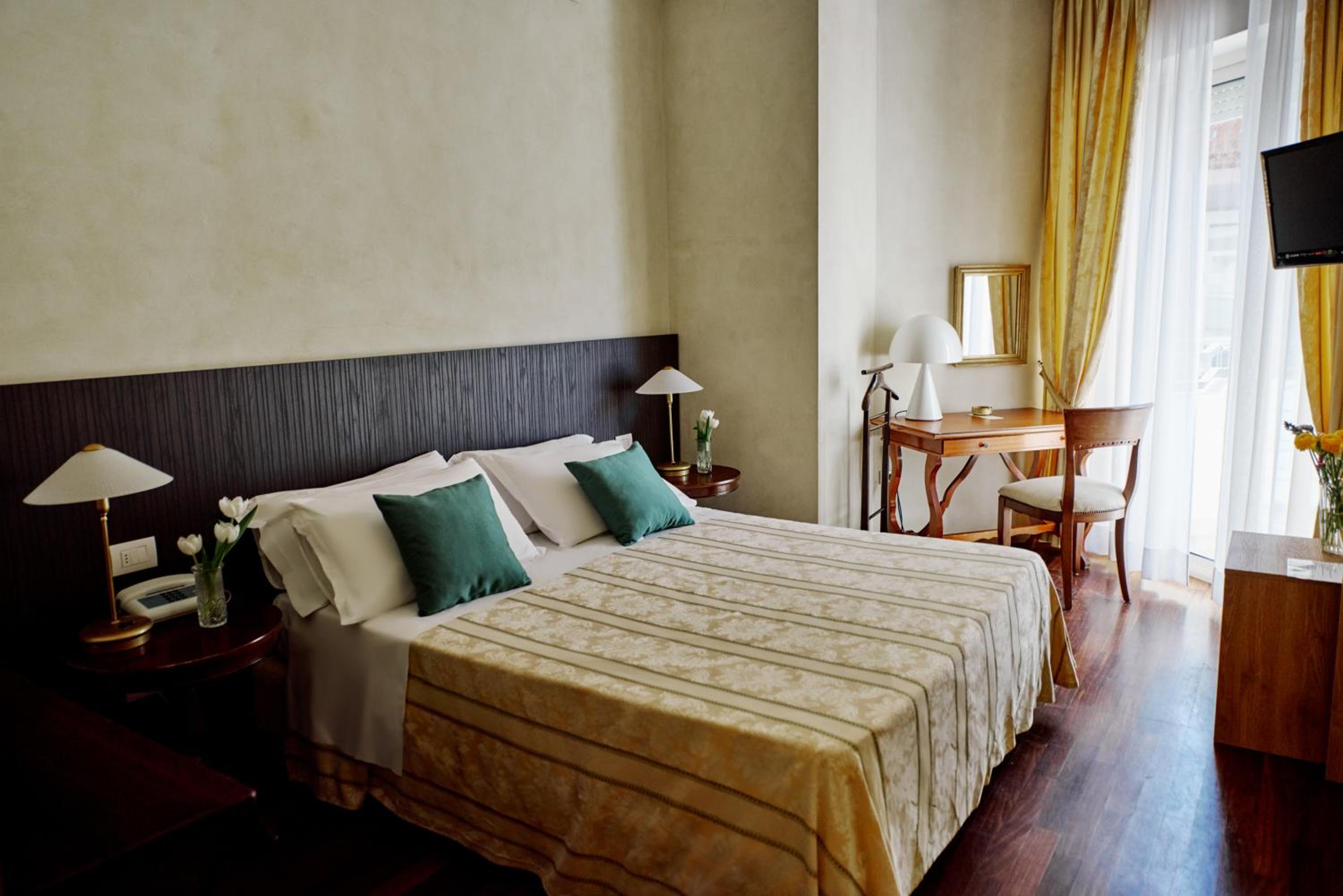 Double Room with Side Sea View - Photo 1
