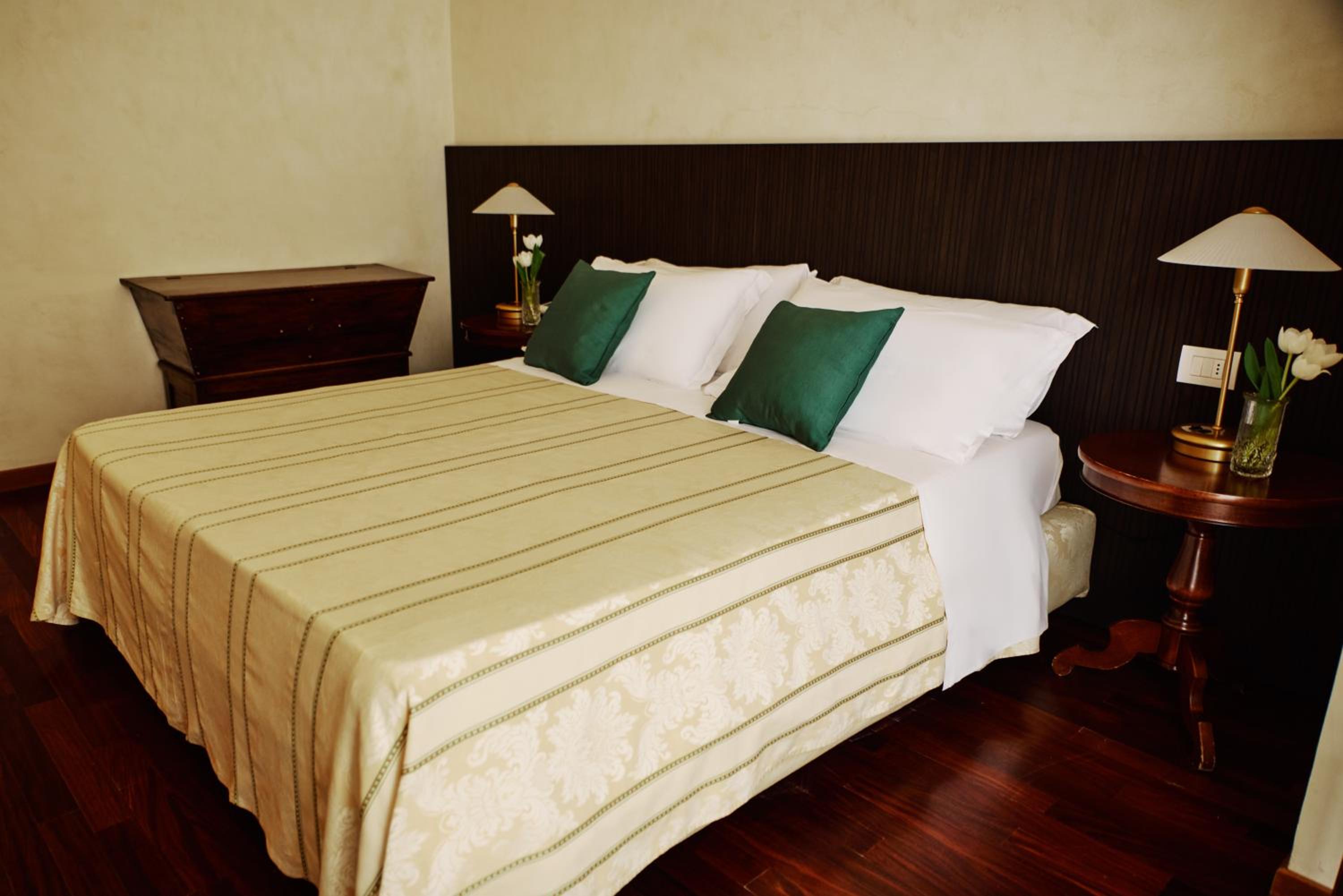 Triple Room with Side Sea View - Photo 4