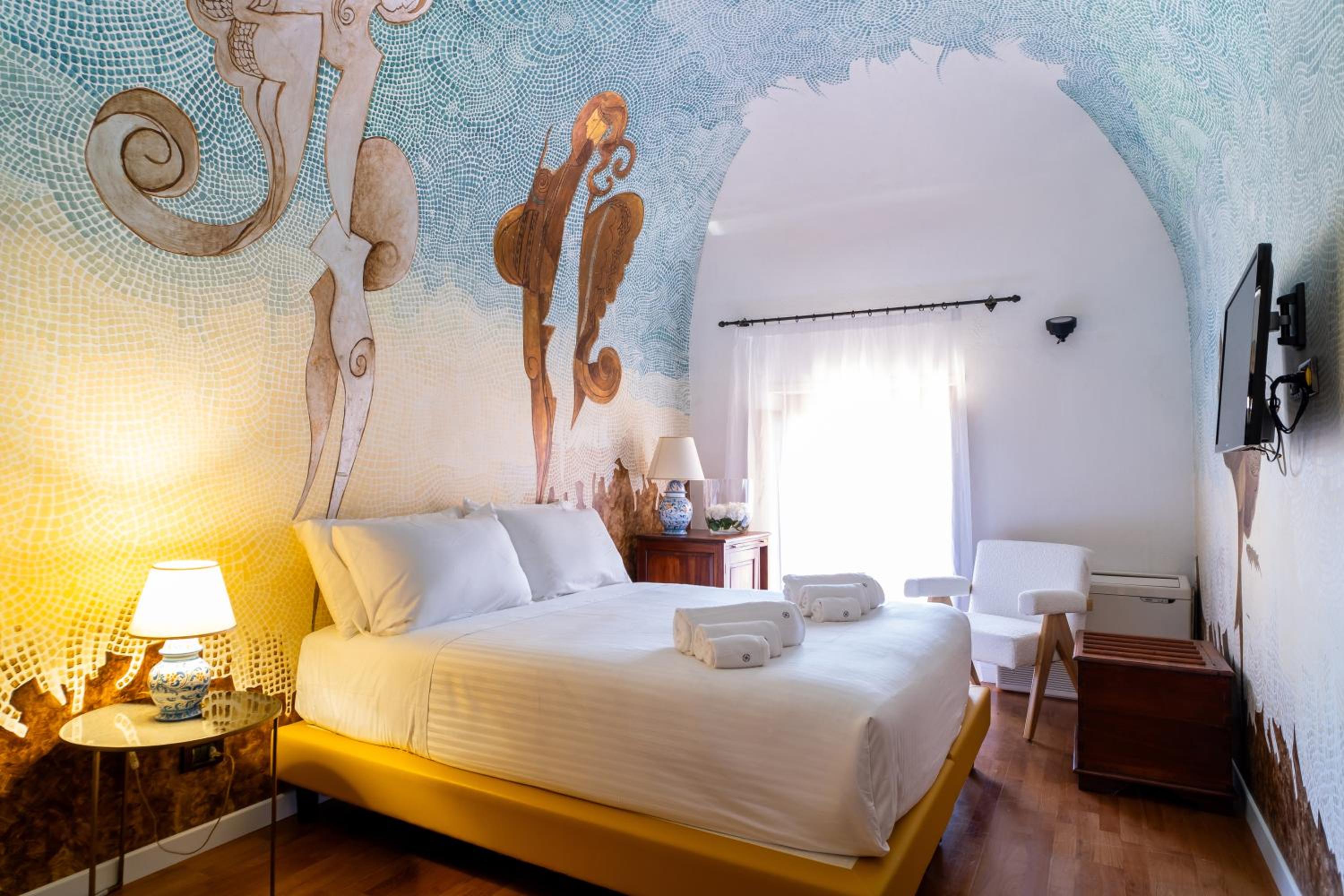 Suite - Photo 1