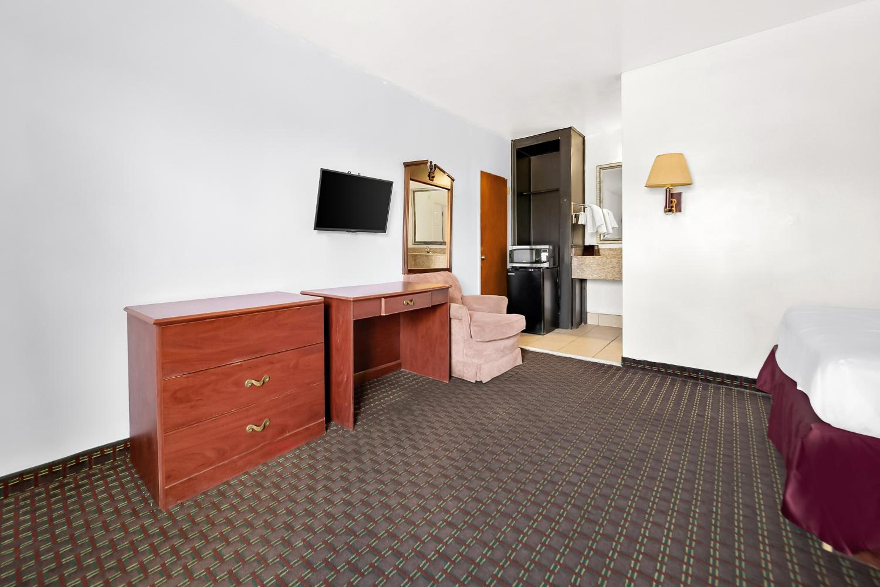 Queen Room photo 1