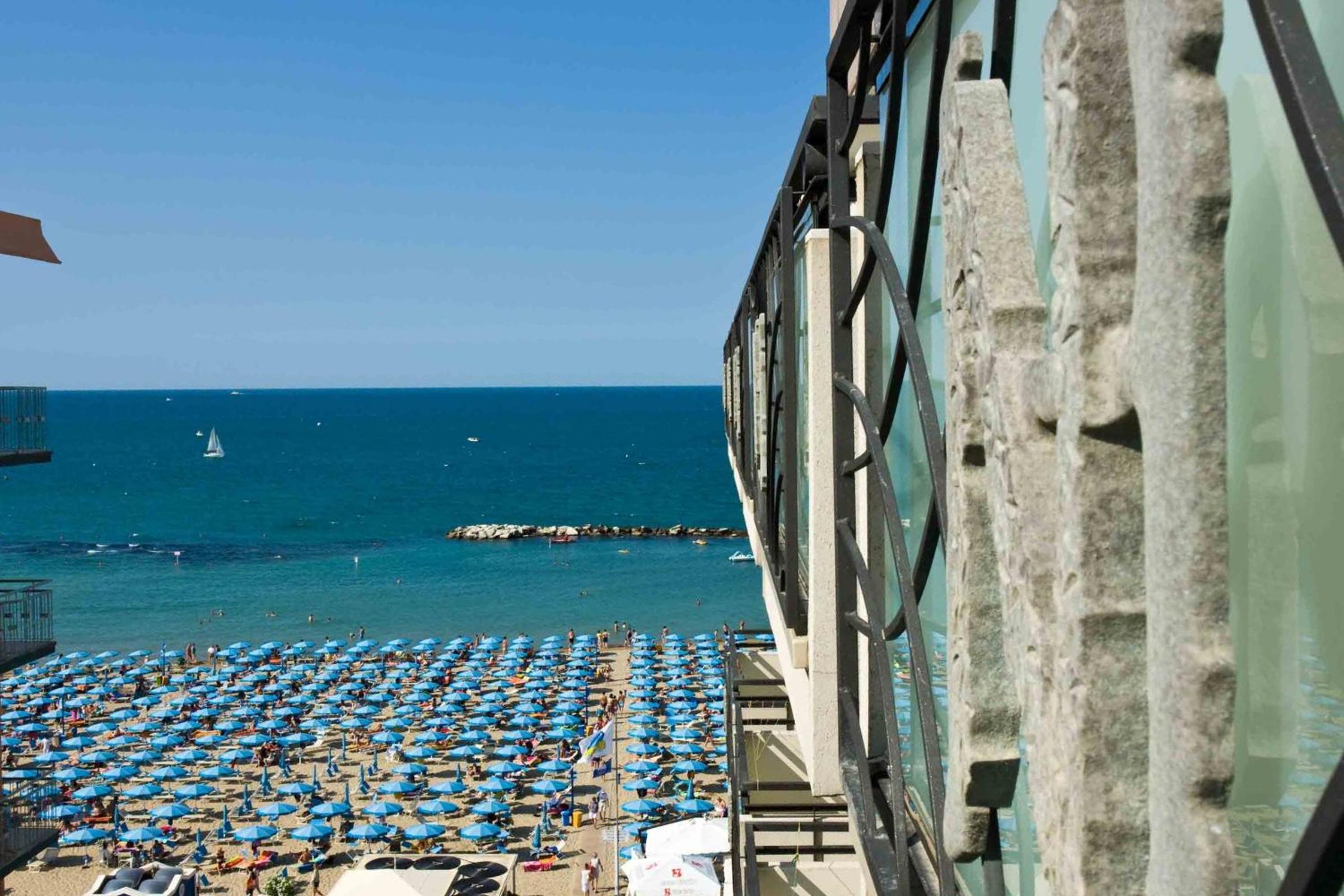 Double Room with Side Sea View - Photo 2