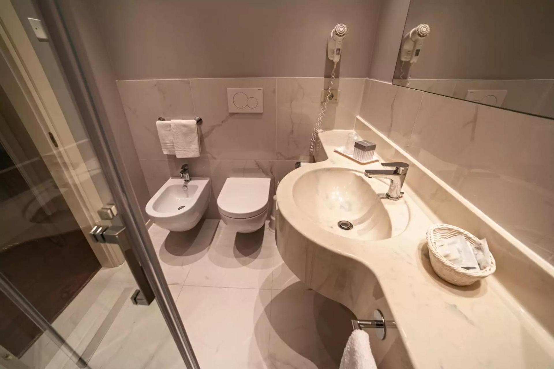 Double Room with Side Sea View - Photo 3