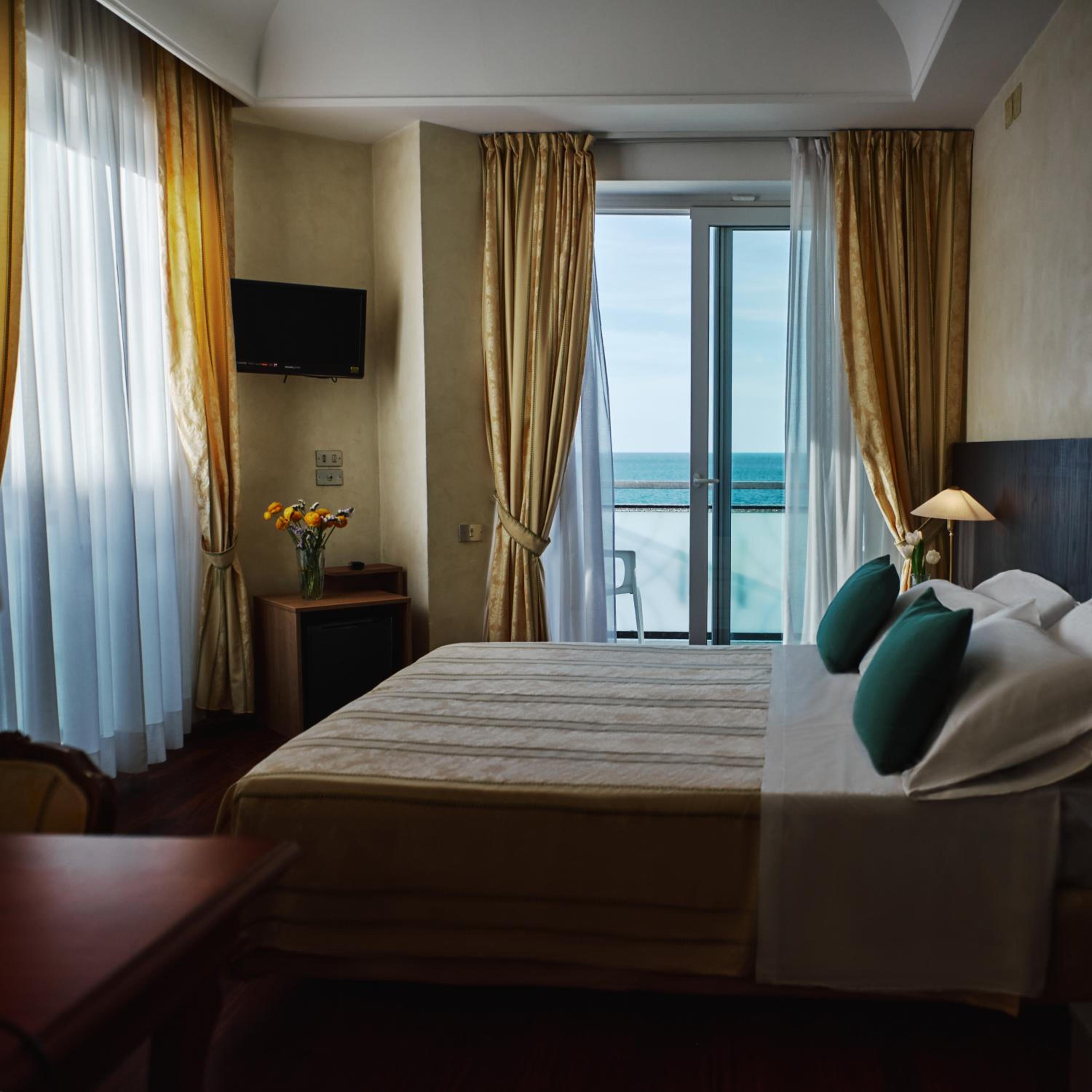 Double Room with Sea View - Photo 1