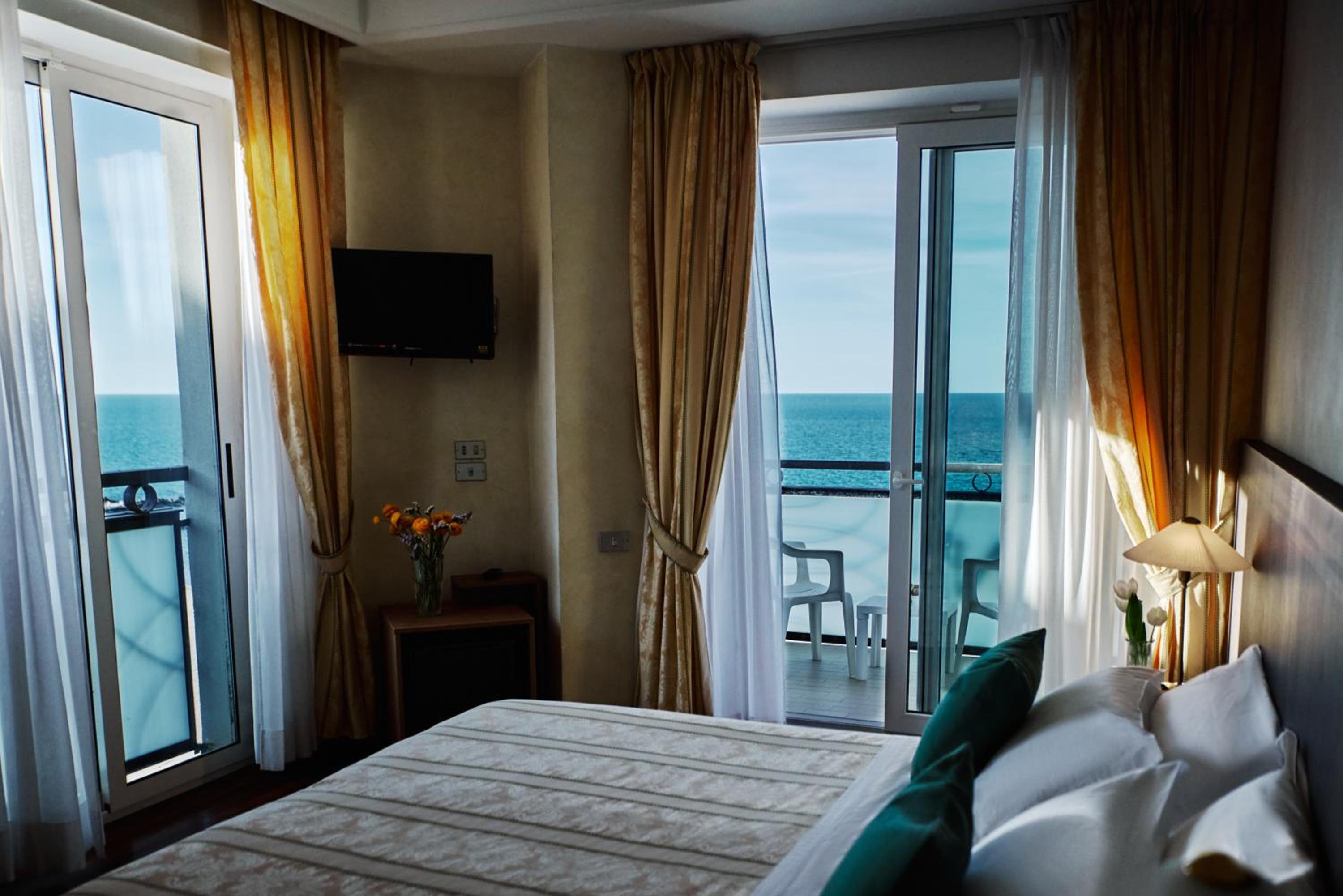 Double Room with Sea View - Photo 2