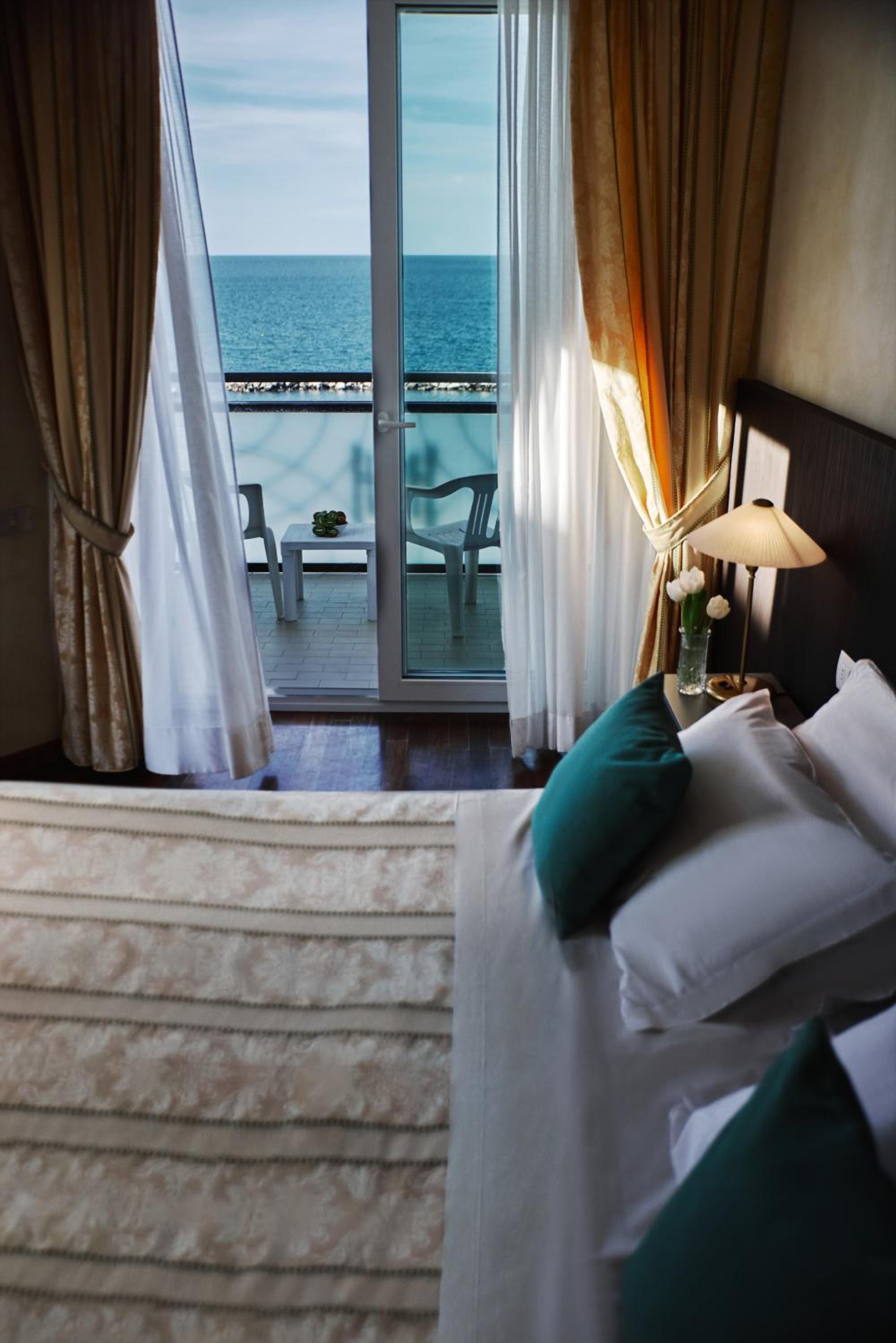 Double Room with Sea View - Photo 4