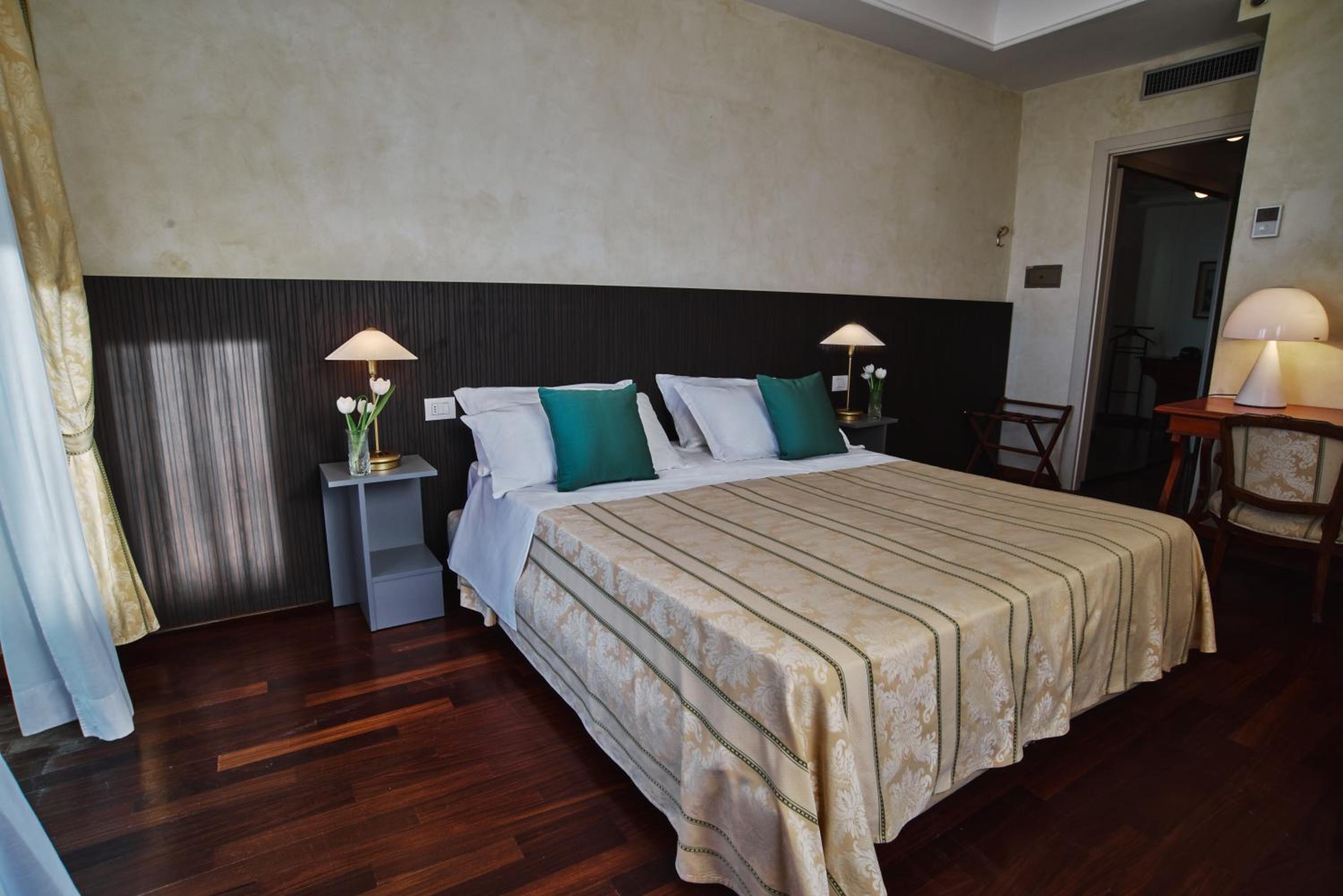 Double Room with Sea View - Photo 3