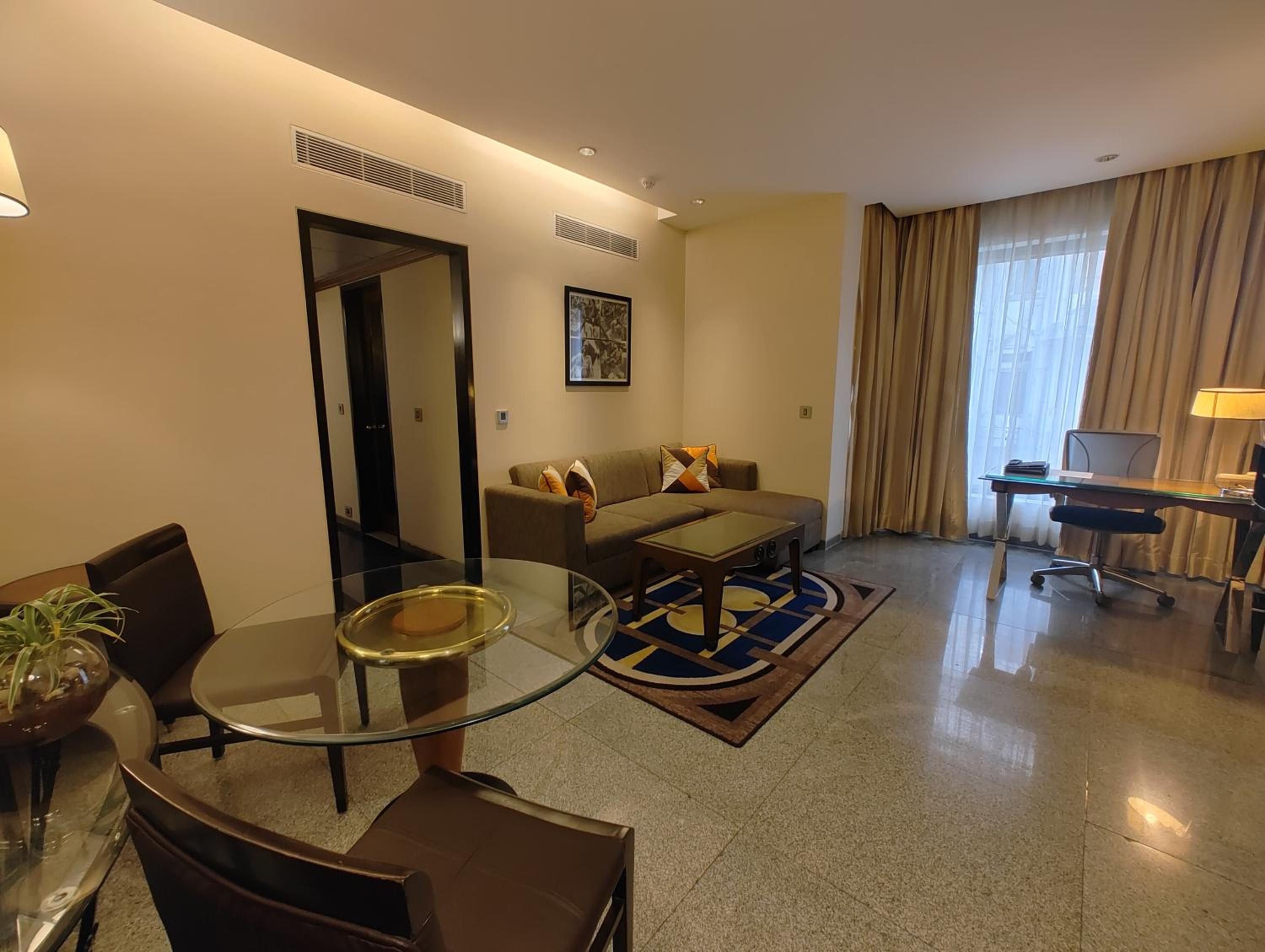 Deluxe Suite - 1 Double Bed - Partial Sea View - Photo 3