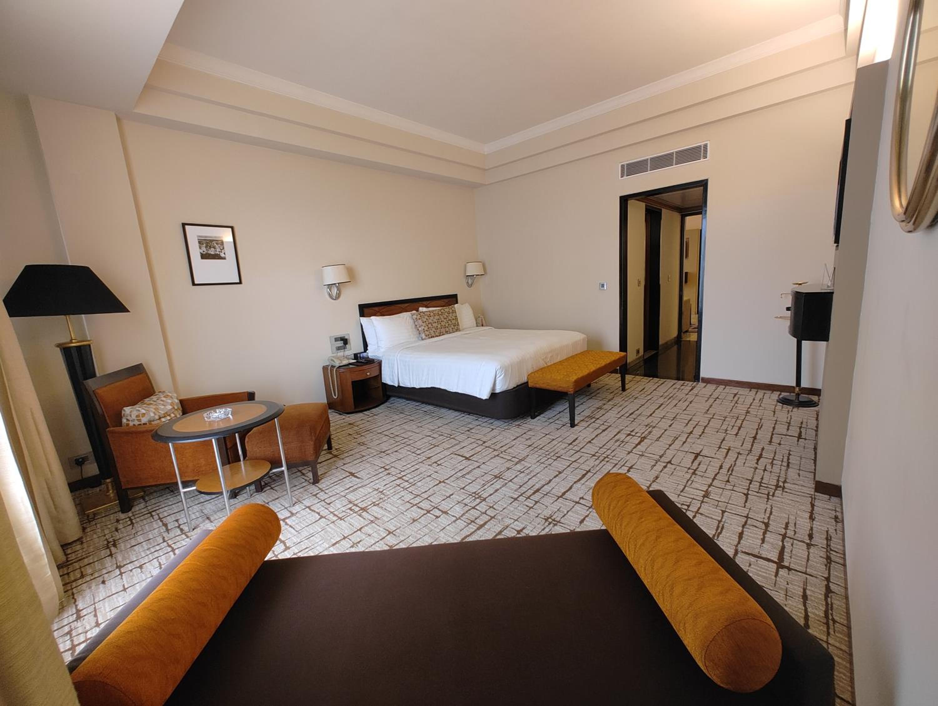 Deluxe Suite - 1 Double Bed - Partial Sea View - Photo 2
