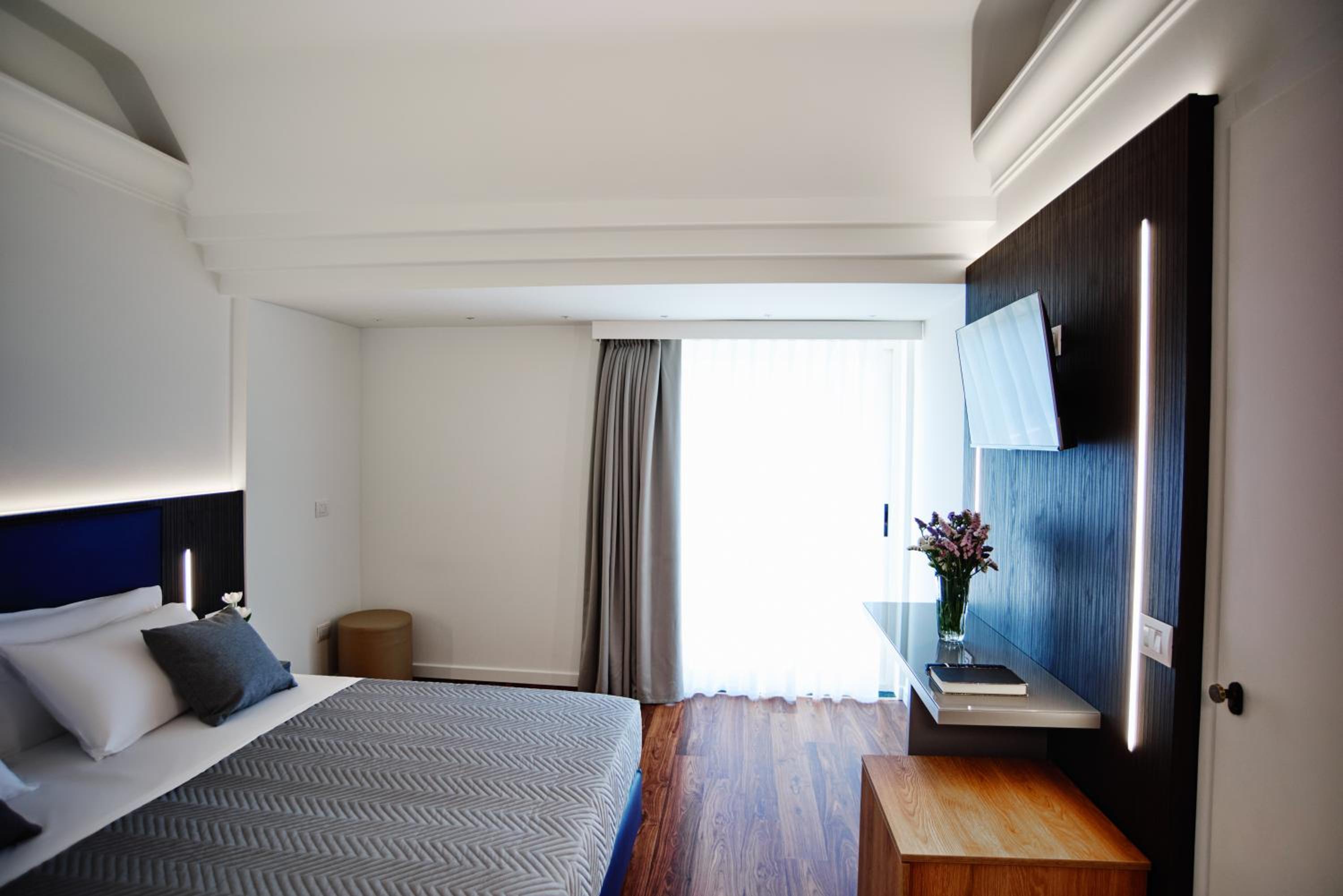 Deluxe Double Room with Side Sea View