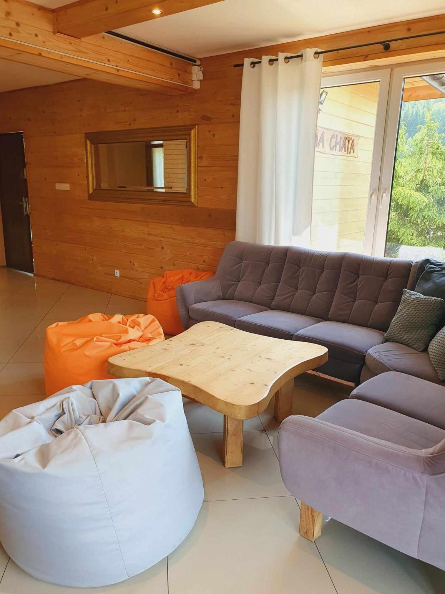Six-Bedroom House photo 3