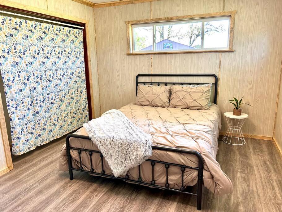 Three-Bedroom House photo 3