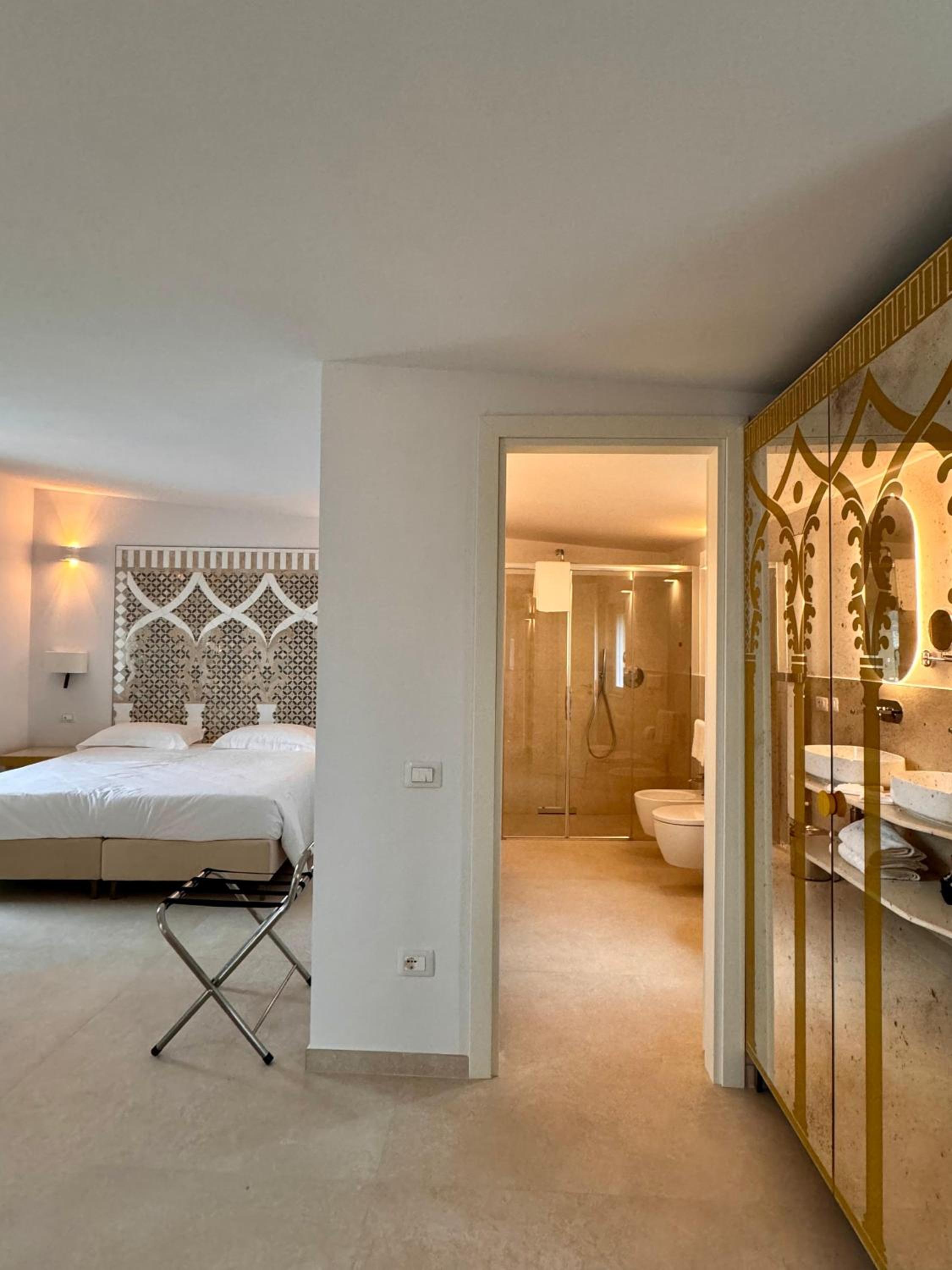 Deluxe Double or Twin Room - Photo 10
