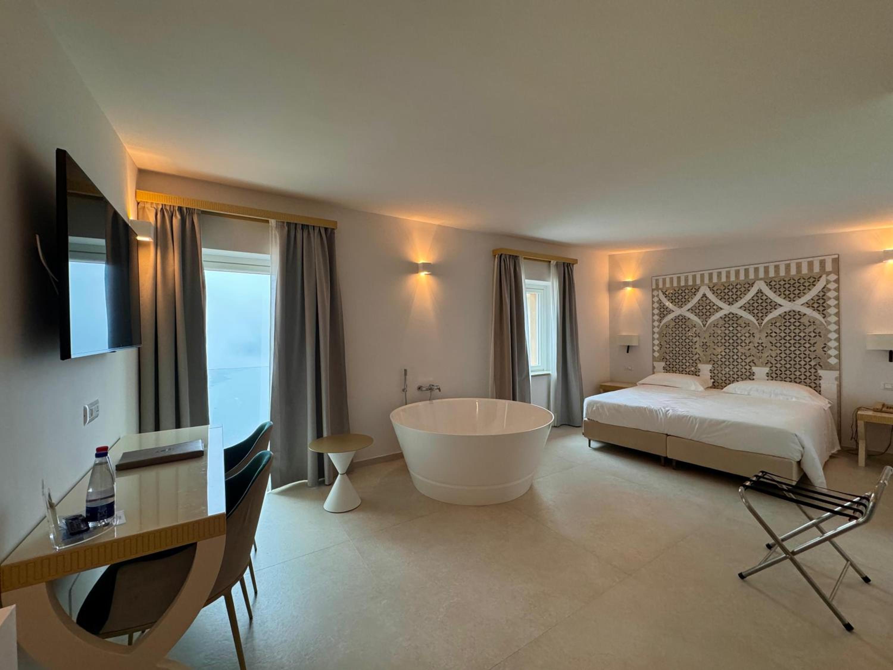 Deluxe Double or Twin Room - Photo 4
