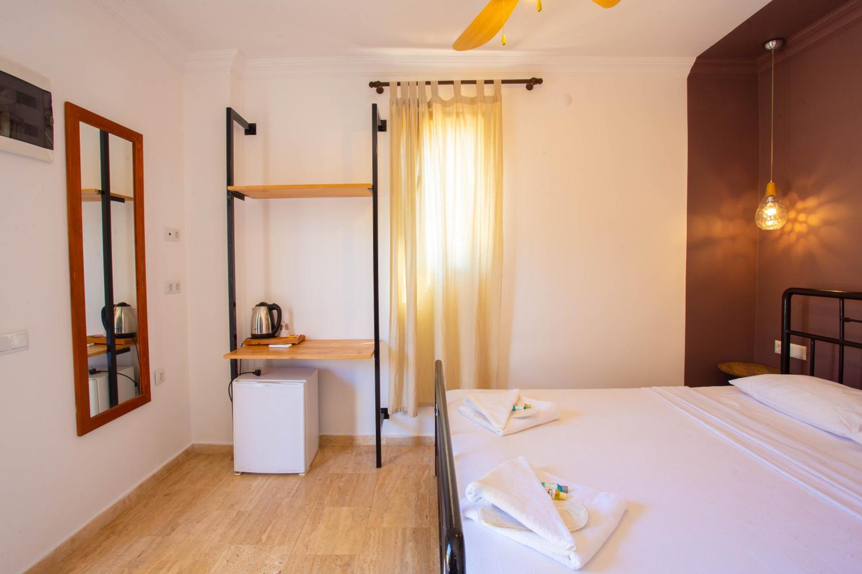 Economy Double Room - Photo 9