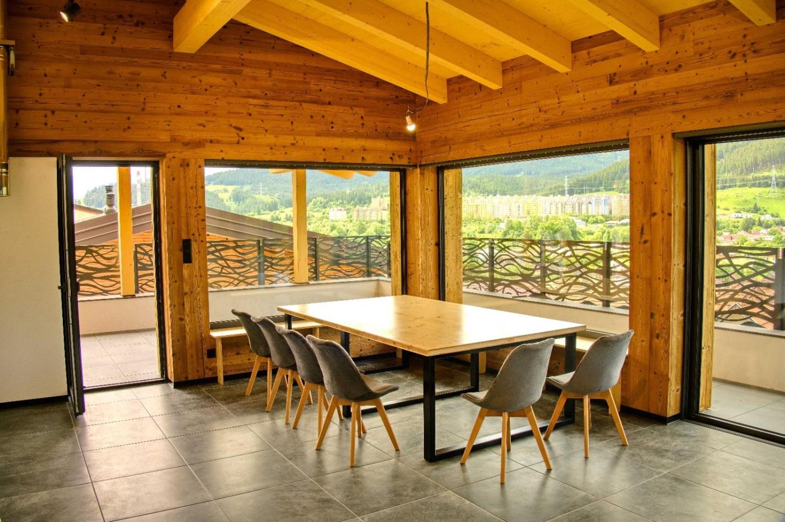 Three-Bedroom Apartment with Mountain View photo 2