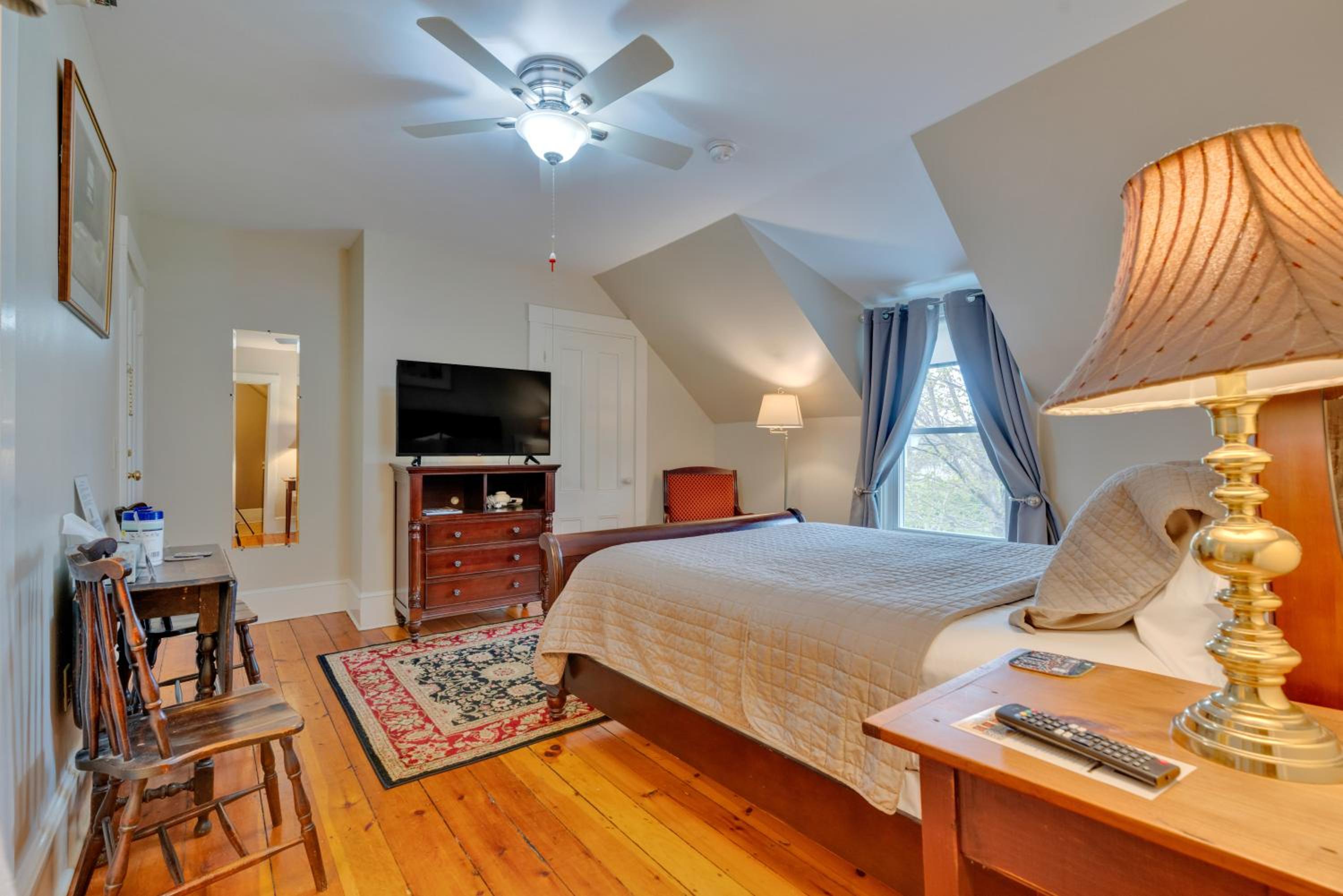 Queen Room photo 2