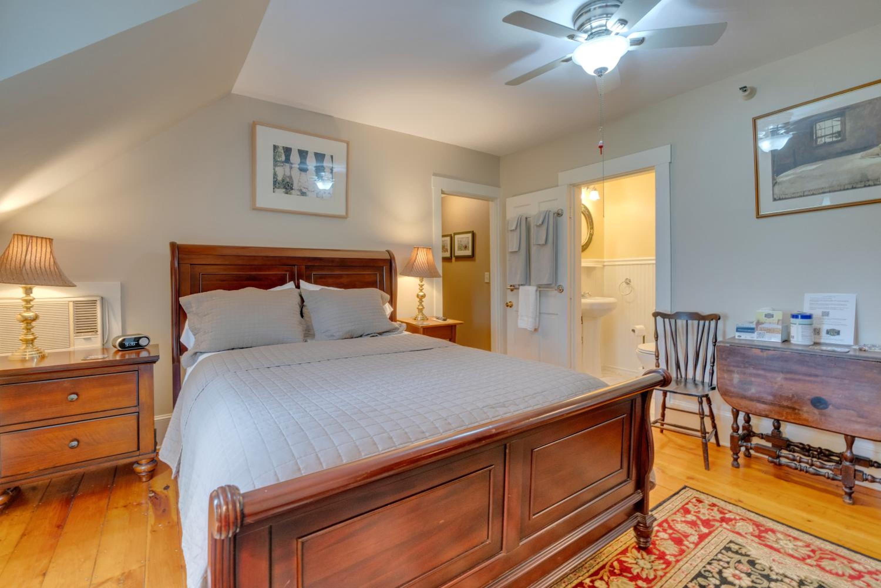 Queen Room photo 3
