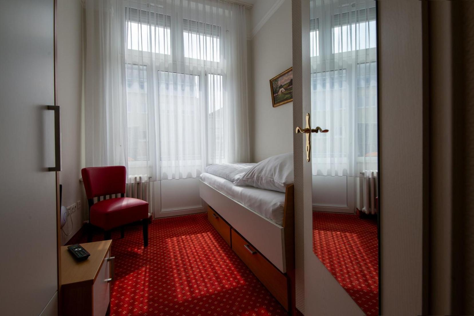 Single Room with Private External Bathroom photo 1