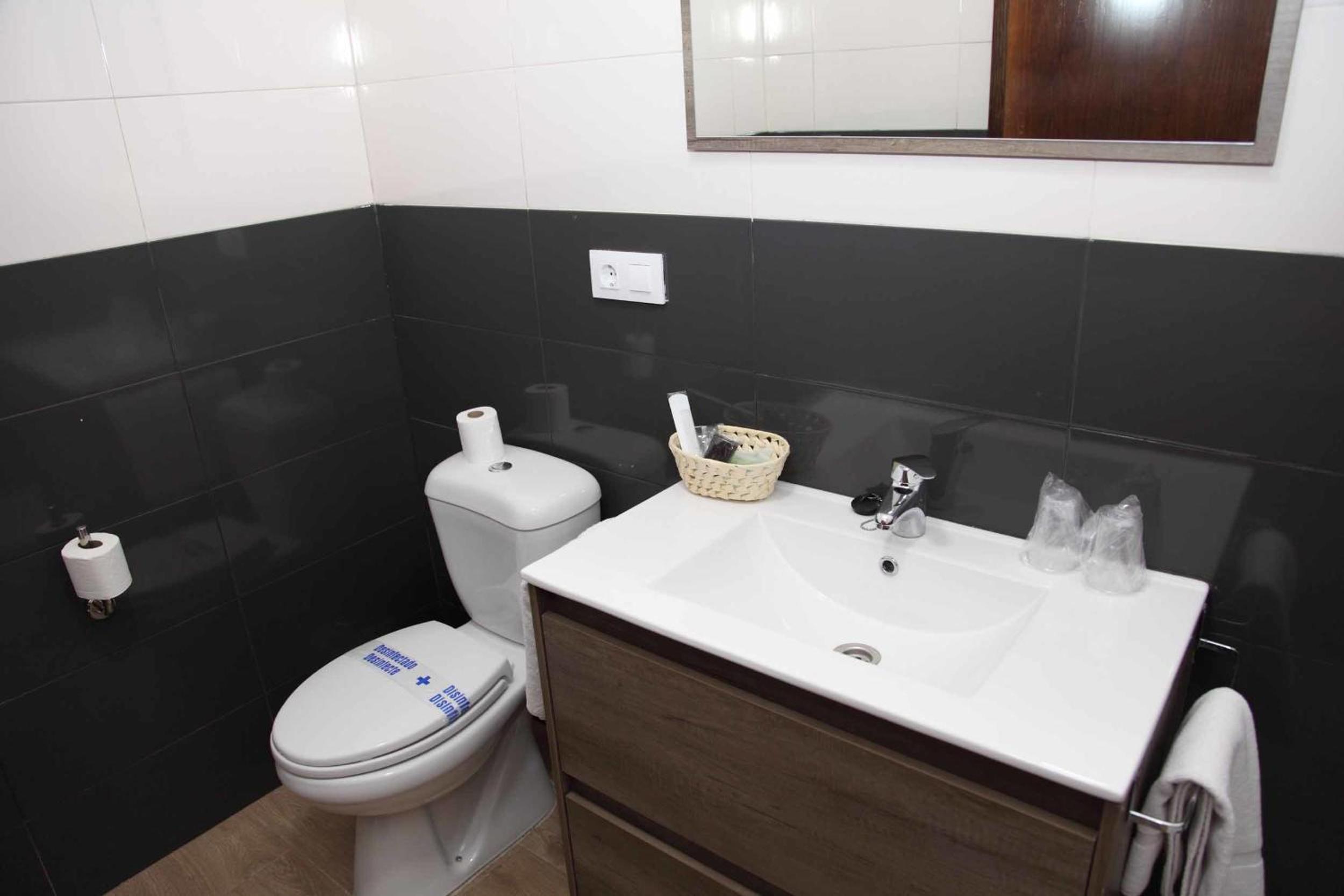 Double or Twin Room - Photo 7