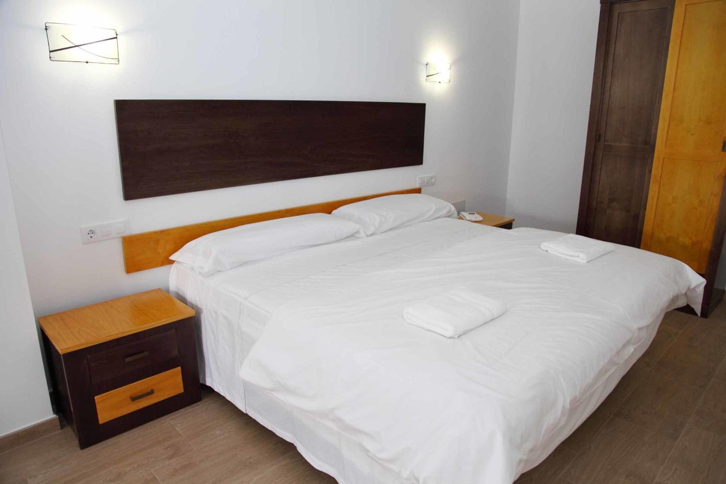 Double or Twin Room - Photo 6