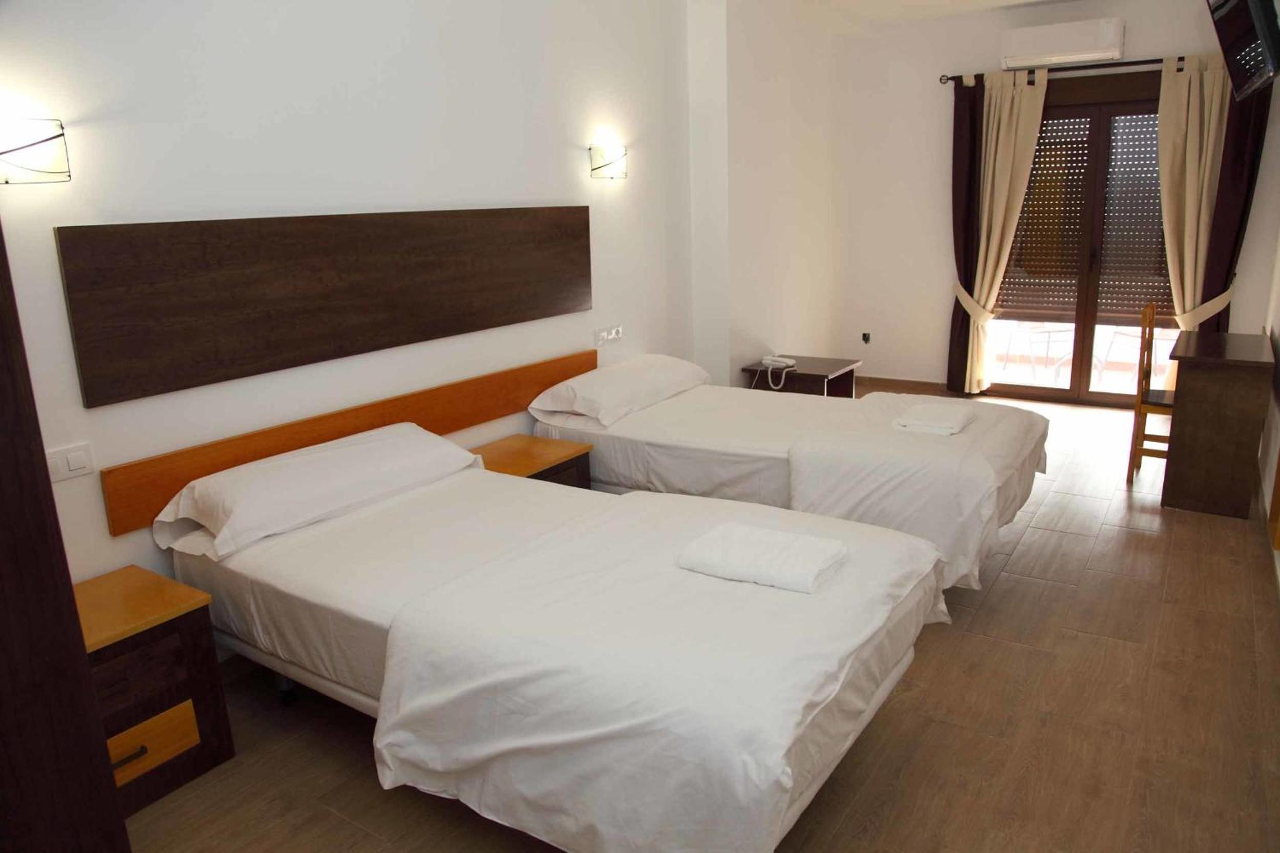 Double or Twin Room - Photo 4