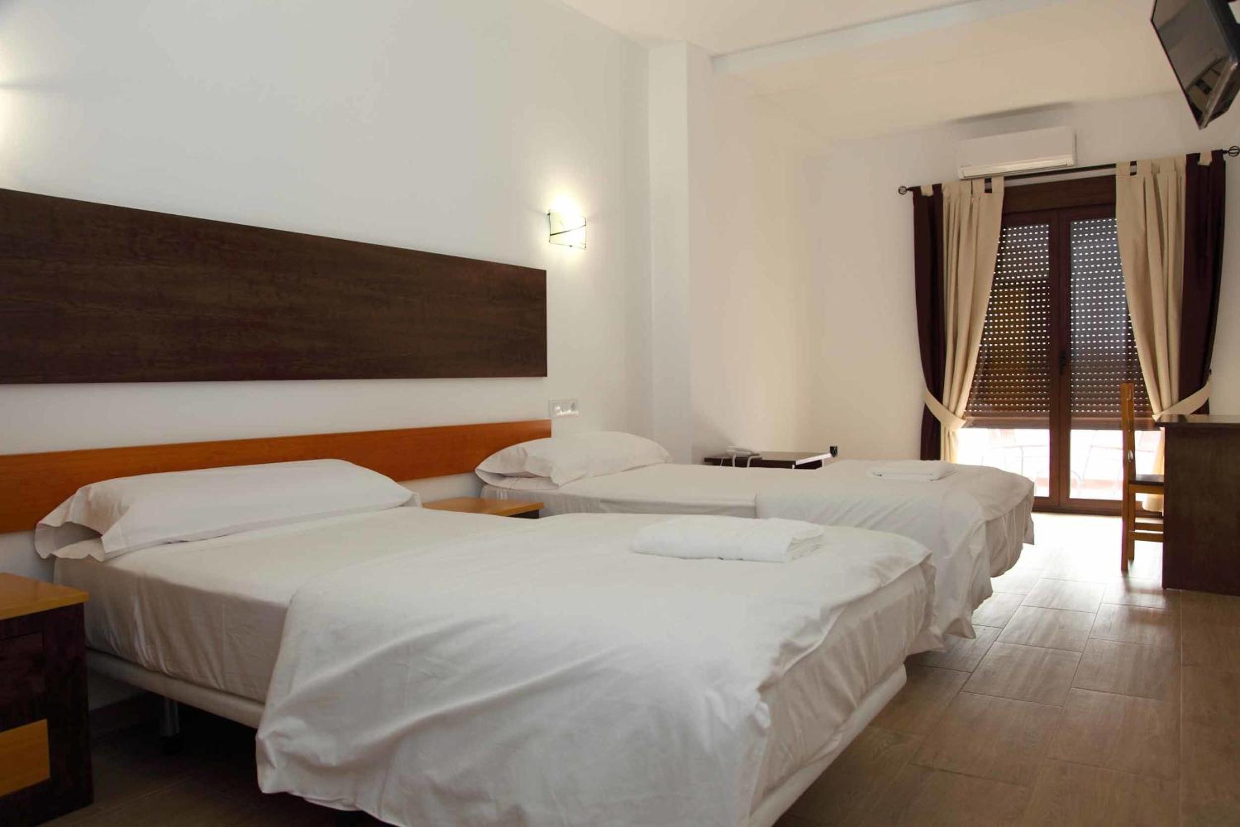 Double or Twin Room - Photo 8