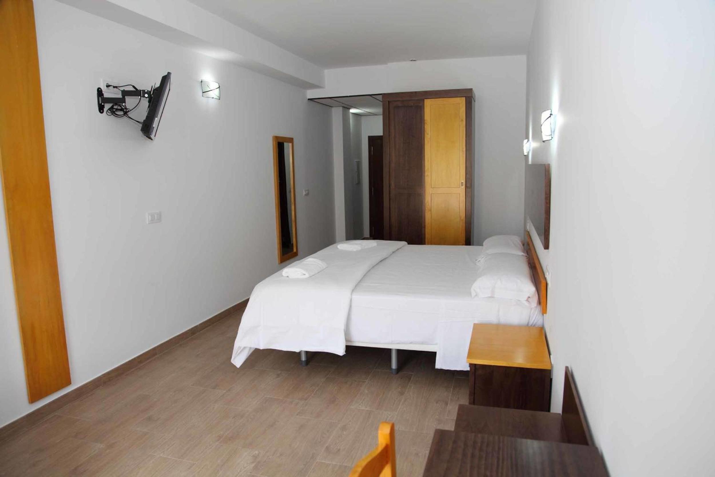 Double or Twin Room - Photo 12