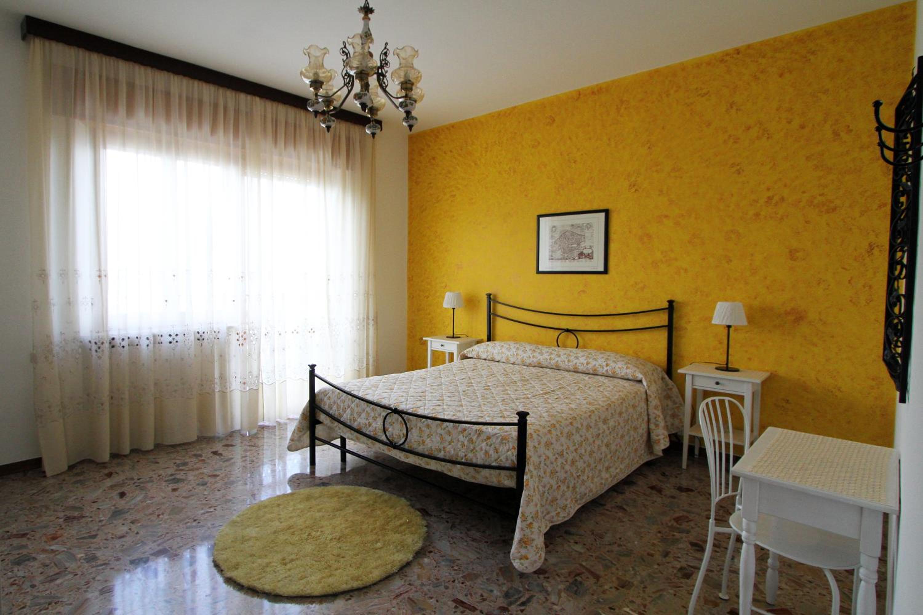Double Room with Balcony and Private Bathroom - Photo 1