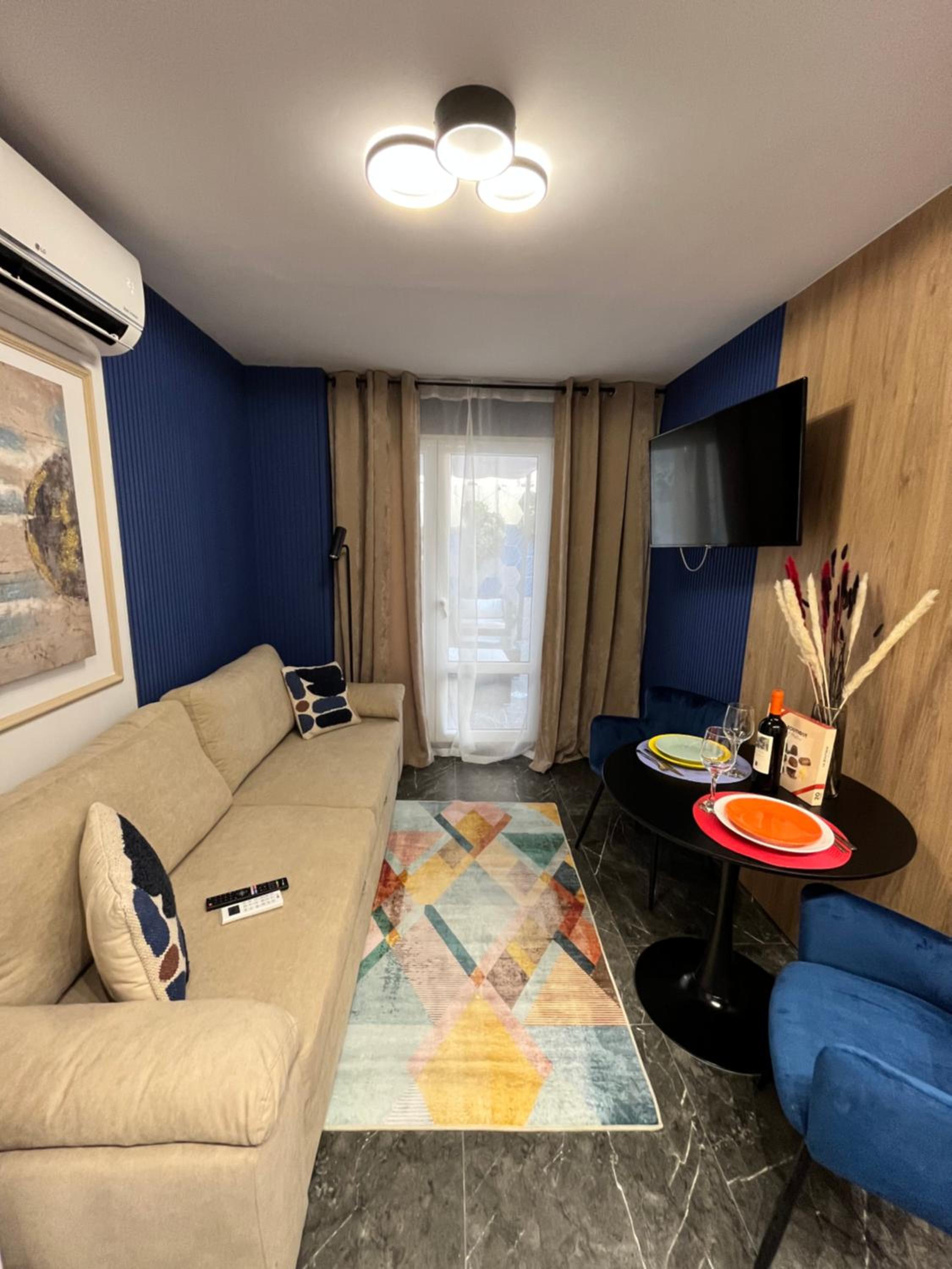 Apartamento de una habitación con gran patio.
