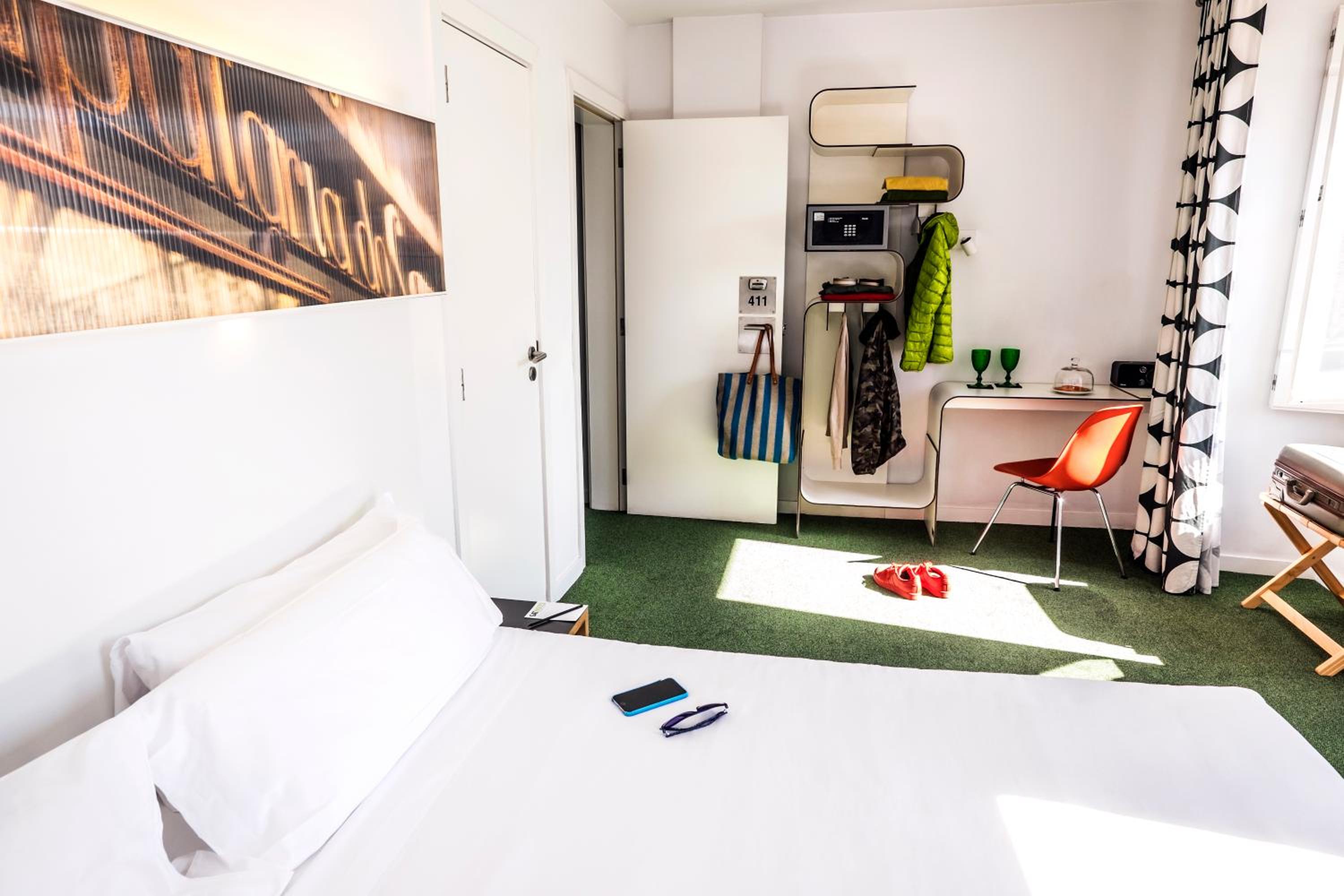 Deluxe King Room - Photo 7