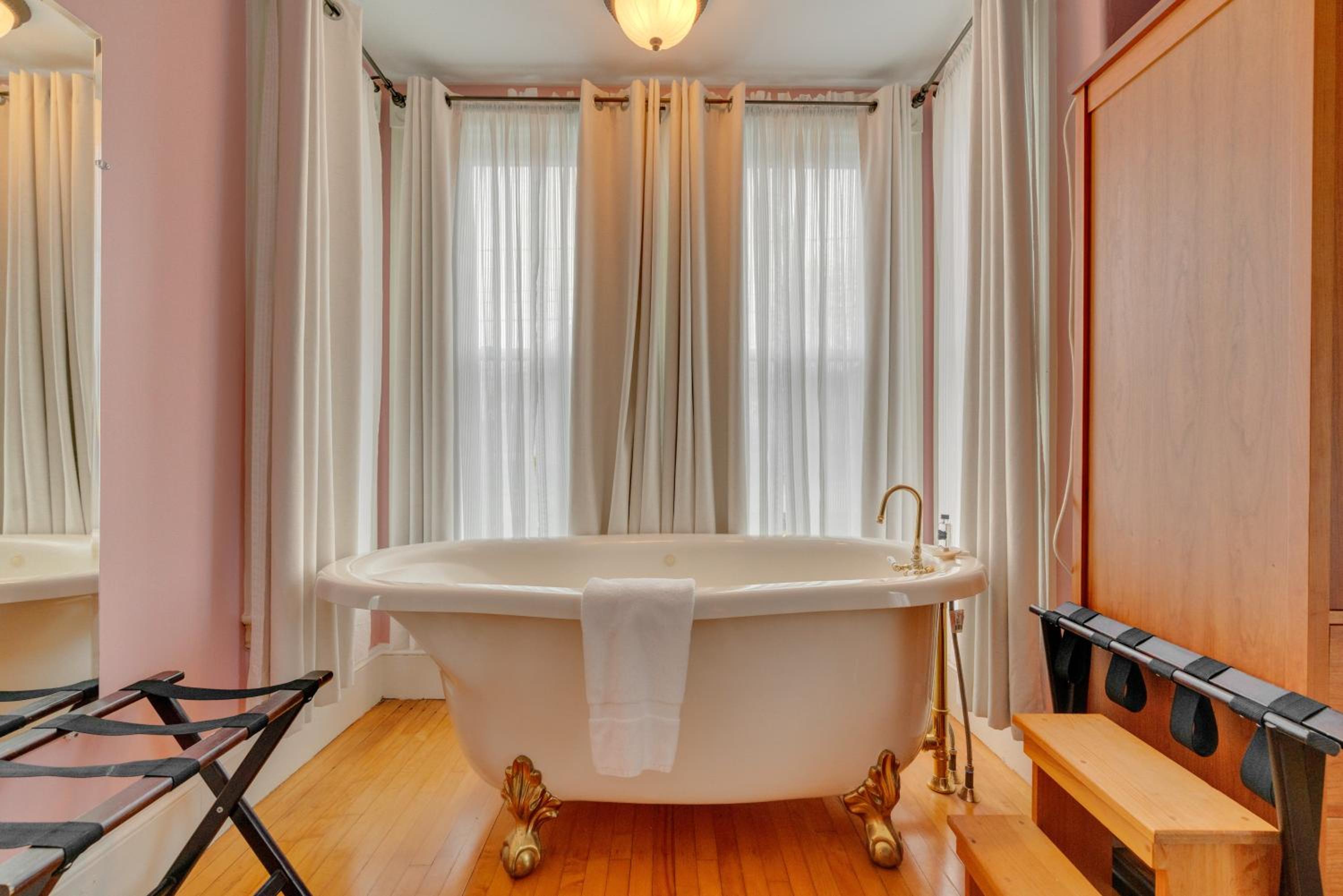 Queen Room with Spa Bath photo 2