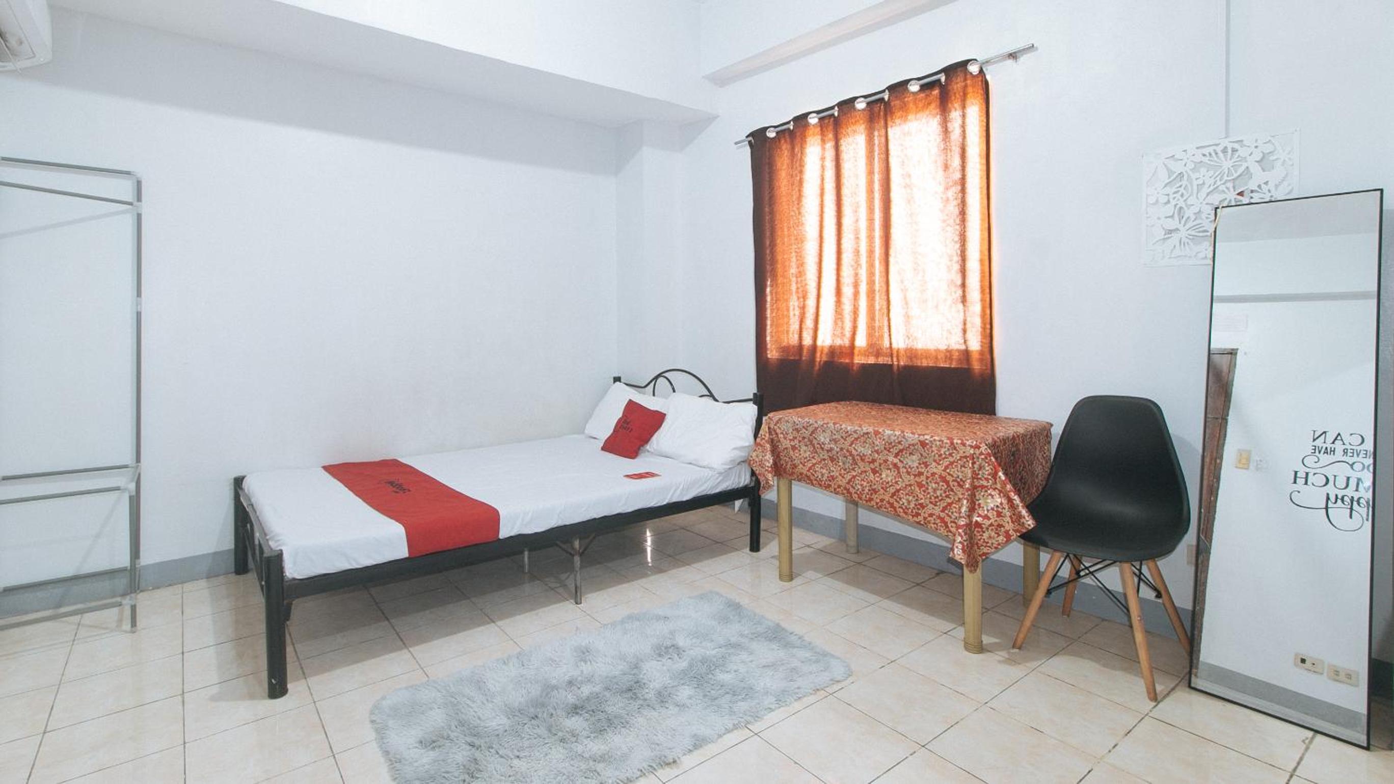 One-Bedroom - Photo 3